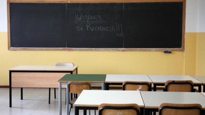 Si ricomincia il 5 settembre a Bolzano, le regioni più “ritardatarie” sono l’Abruzzo, la Basilicata, la Calabria, l’Emilia, la Puglia e la Sardegna: per loro la campanella suonerà il 17 settembre. Il 19 giugno 2013 al via la maturità.
