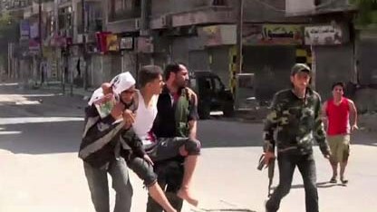 Aleppo è da giorni sotto le bombe dell’esercito di Assad mentre oggi sono stati i ribelli a sferrare un attacco contro l’aeroporto militare, da dove decollano i caccia del regime. Scontri e violenze anche in altre città: decine i morti di ieri a Damasco.