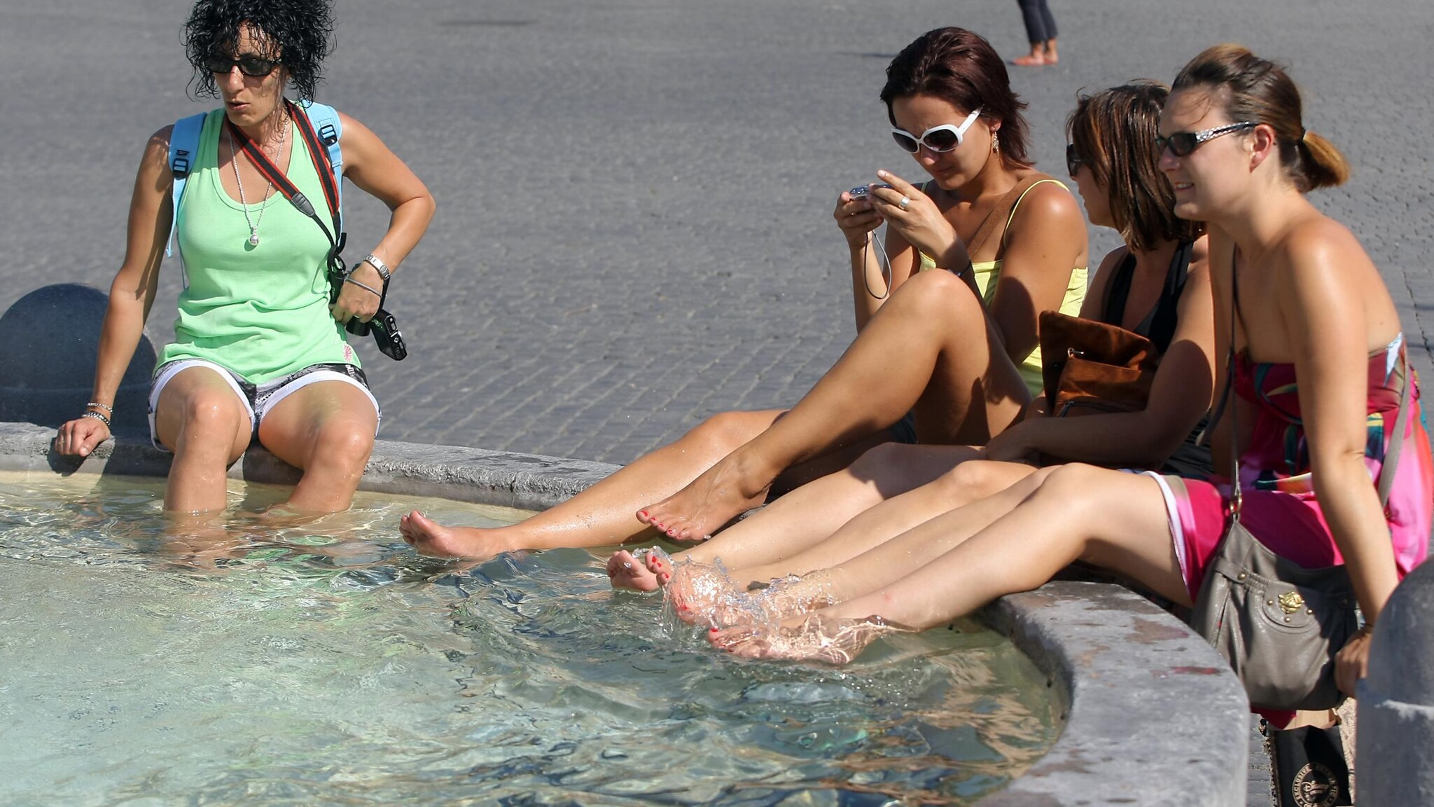 Domani arriva il sesto potentissimo anticiclone dell’estate 2012. La prima città a essere fortemente colpita sarà Roma, dove per il 16 agosto l’allerta caldo è da bollino rosso.