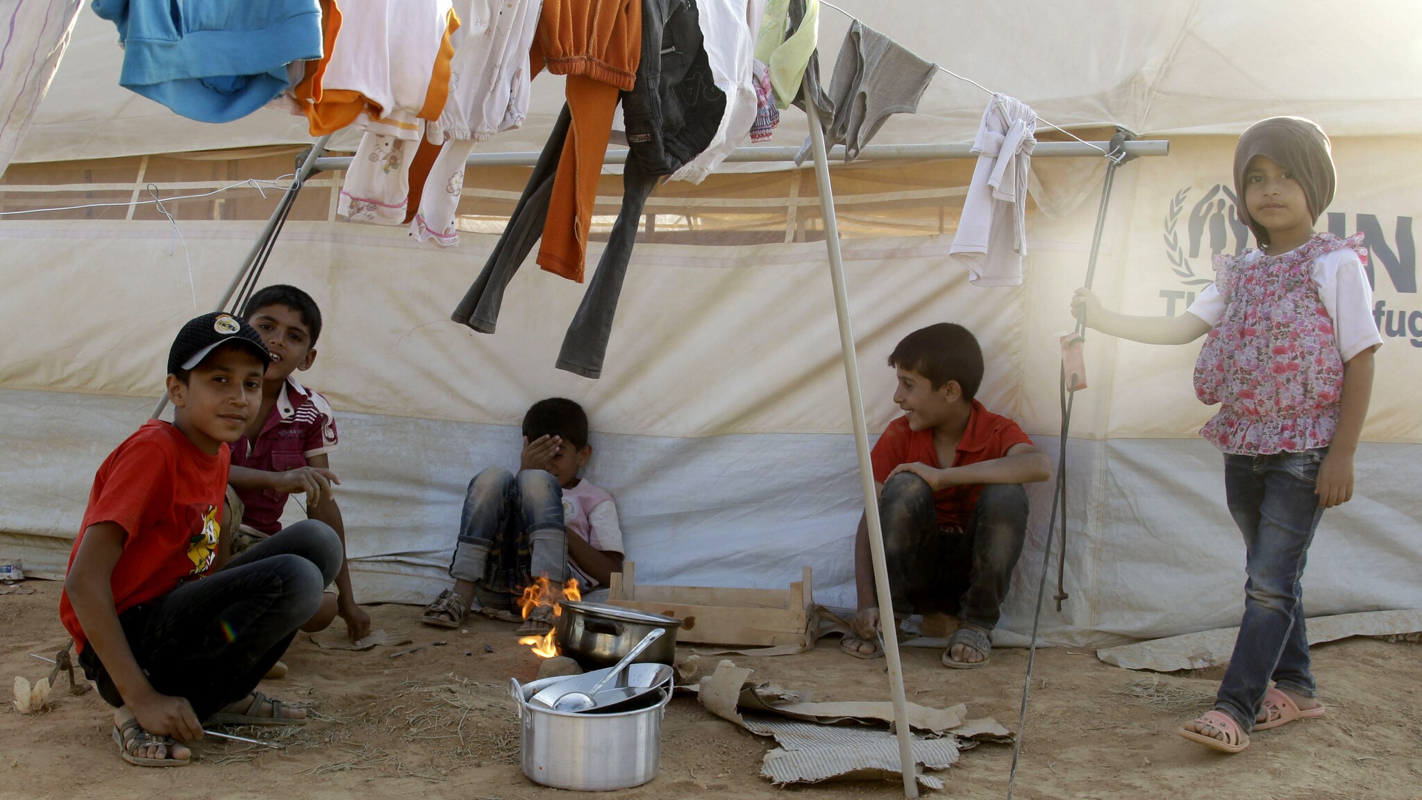 Almeno in 140mila dall’inizio della guerra in Siria sono arrivati in Giordania, dove vivono tra mille stenti e difficoltà nei campi a loro destinati. Raccontano dei continui bombardamenti, della perdita dei loro cari e della speranza che qualcosa possa cambiare.