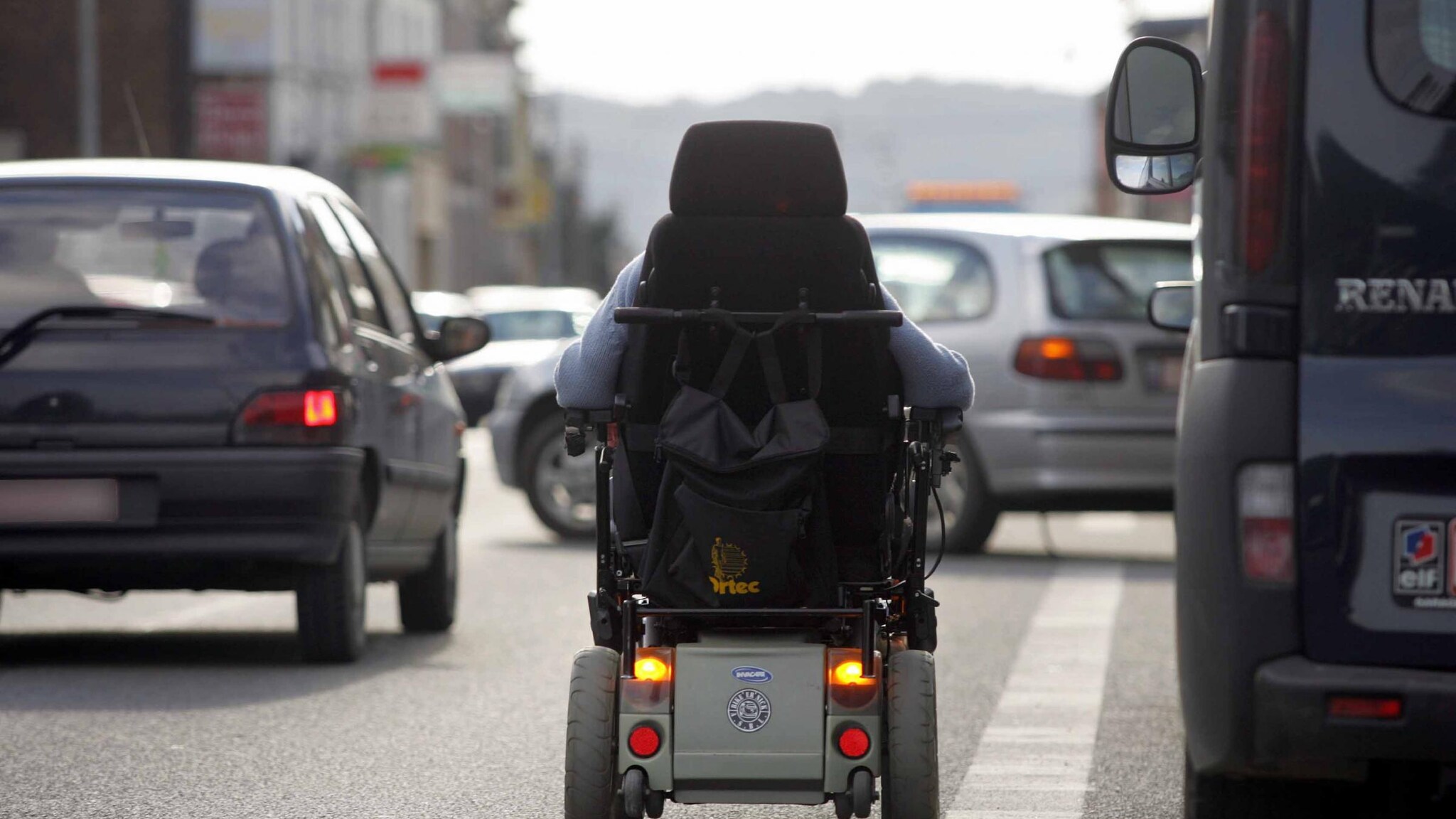 La Guardia di Finanza ha scoperto e denunciato oltre 3400 furbetti nei primi sei mesi del 2012, più 418 italiani residenti all’estero titolari di assegni sociali. Tutti insieme hanno rubato allo Stato ben 60 milioni di euro.