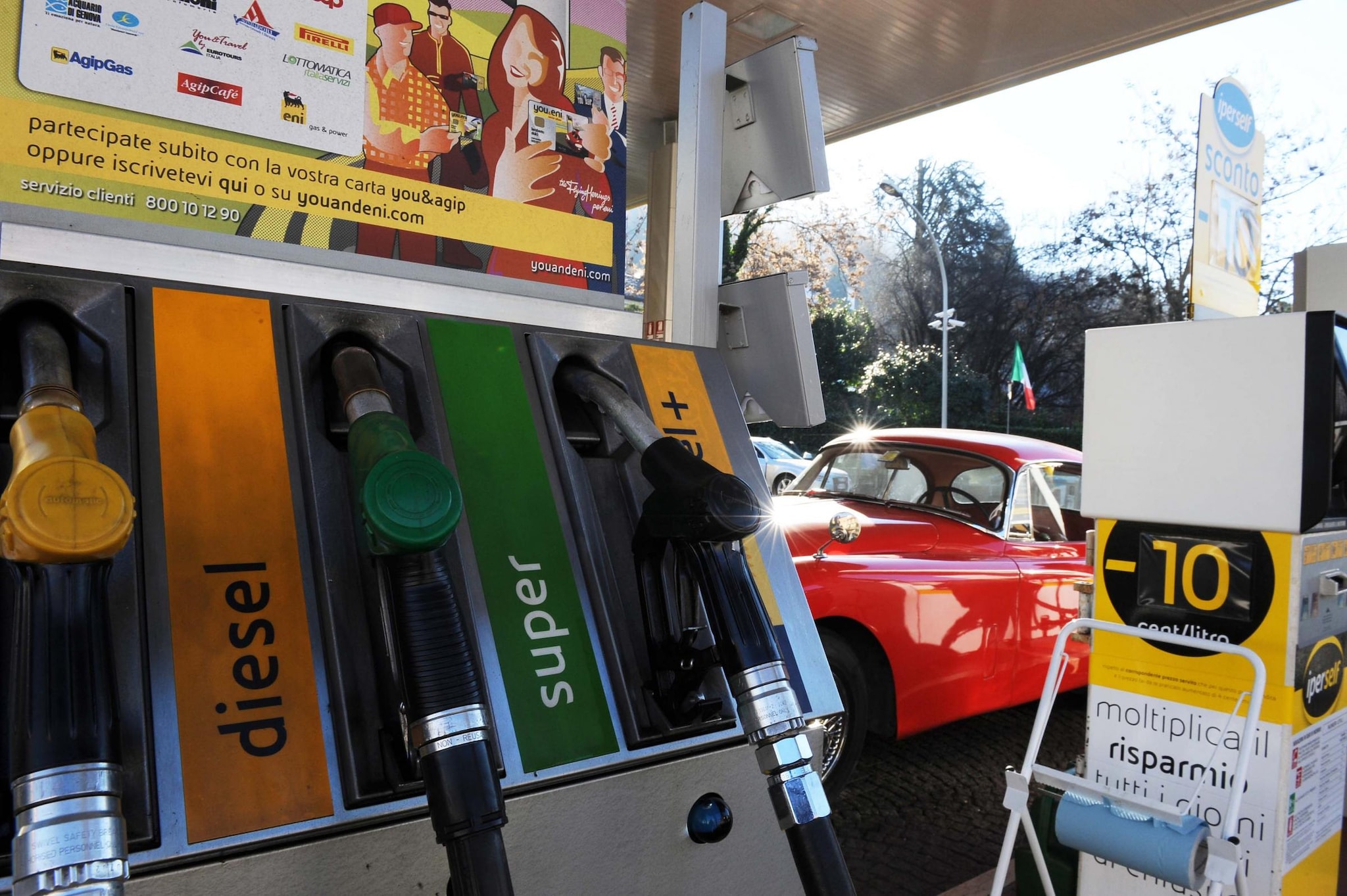 La Guarda di finanza ha controllato, negli ultimi weekend di traffico, 2400 impianti appurando che il 15% era irregolare. In alcuni casi è stato scoperto anche il carburante annacquato con altre sostanze scadenti.