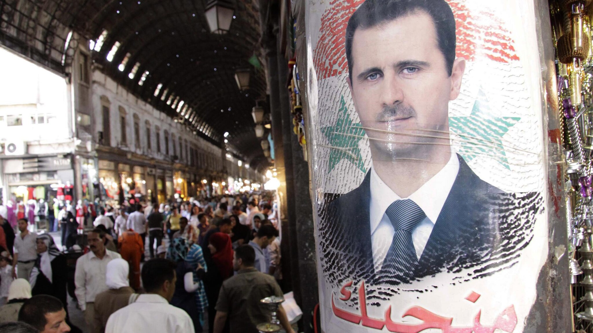 L’ex premier Hijab annuncia di aver voltato le spalle al regime e di combattere ora con i ribelli, come lui lo fanno anche altre autorità dello Stato siriano. Stamane la bomba alla tv di Damasco, poi la notizia (falsa) della morte di Assad. E in tanti sono convinti che la fine del regime è vicina.