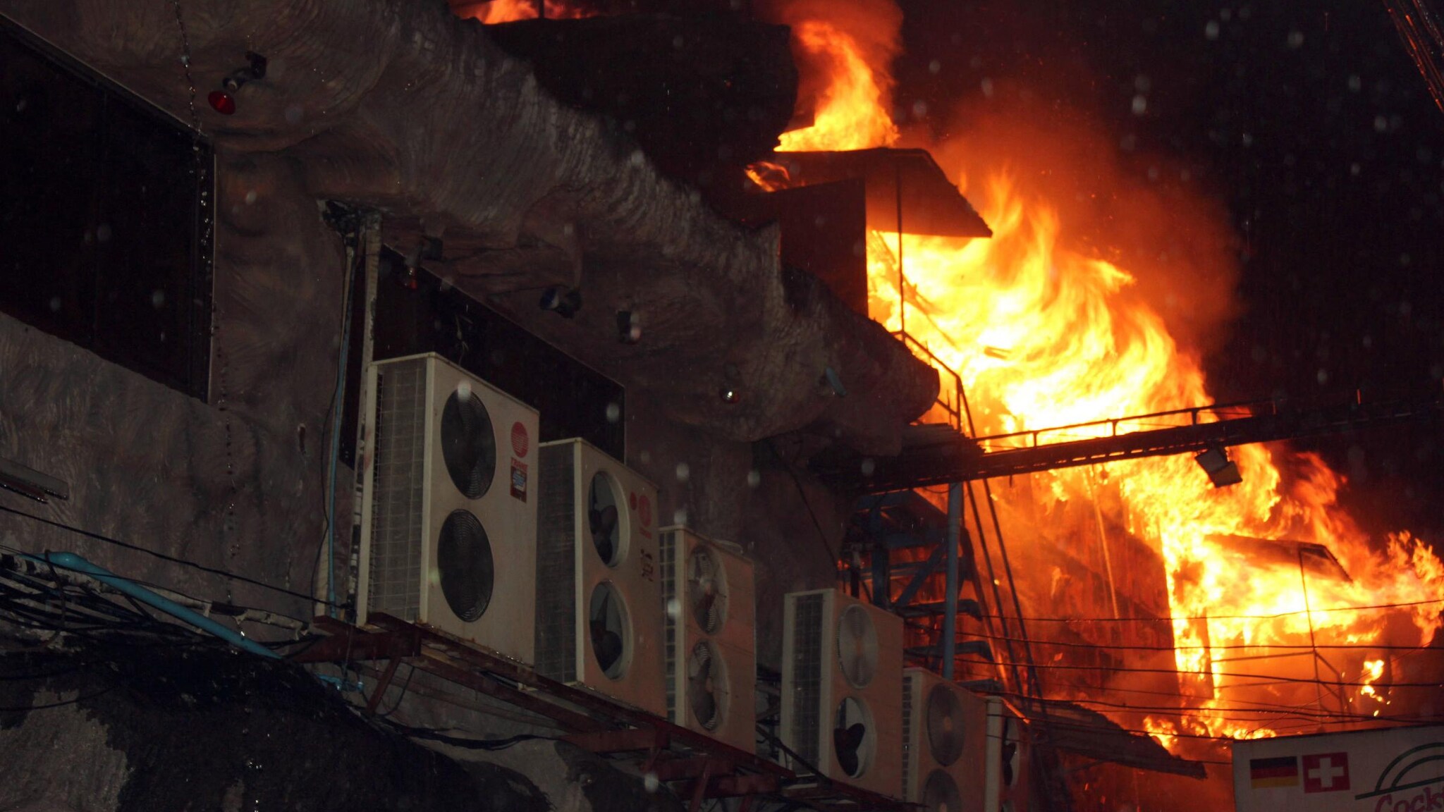 L’incendio scoppiato in una discoteca frequentata soprattutto da turisti stranieri, sulla popolare isola di Phuket. Oltre alle 4 vittime ci sono numerosi feriti, un turista francese sarebbe in gravi condizioni.