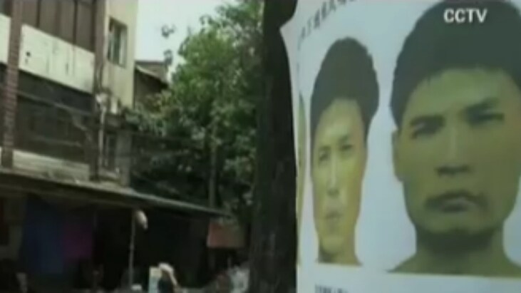 Si tratta di Zhou Kheua, un serial killer che negli ultimi otto anni aveva ucciso nove persone. La sua faccia era l’incubo di tutti i cinesi, attaccava coloro che prelevavano i soldi al bancomat. Sulla sua testa c’era una taglia di 65000 euro.