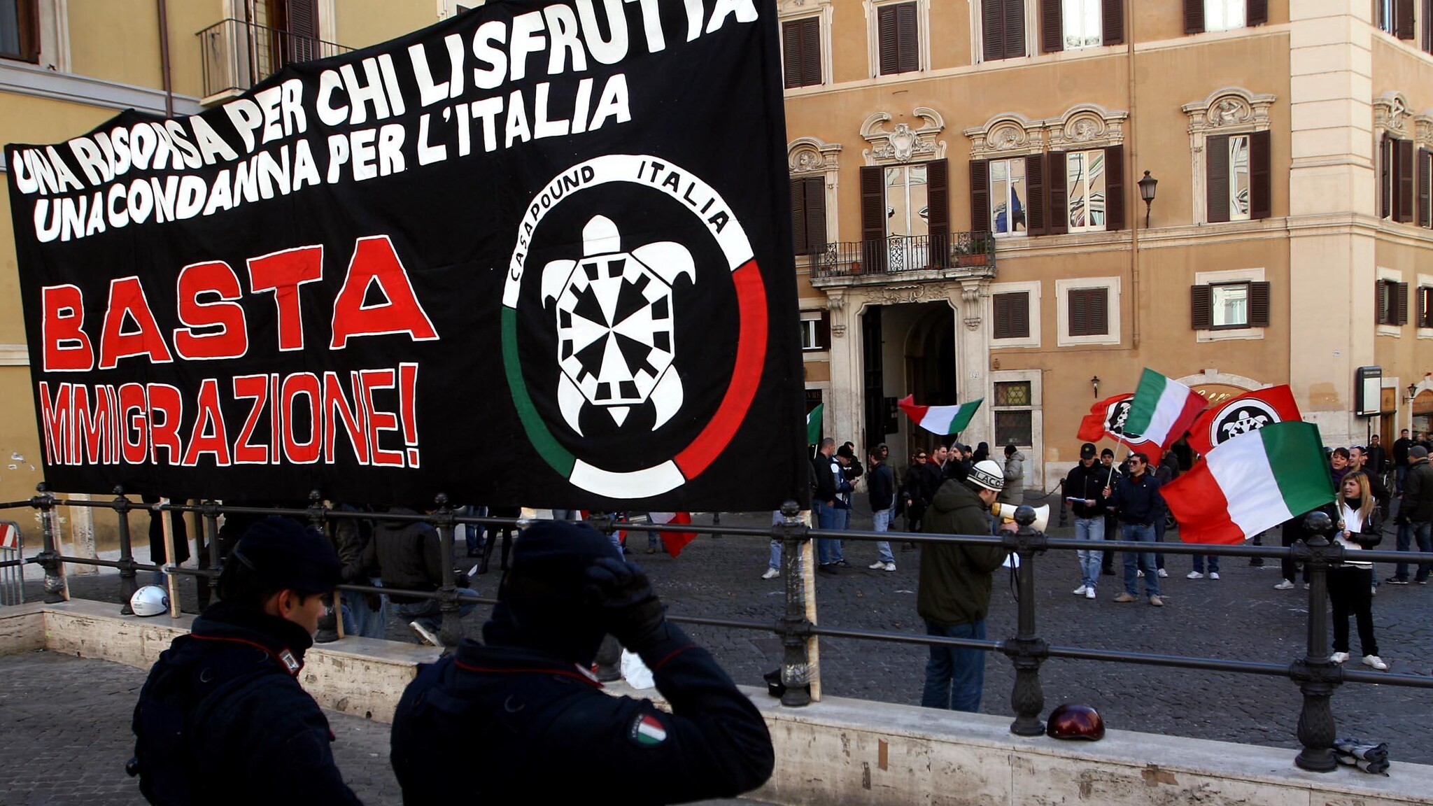 I militanti di estrema destra si scontrano in rete in seguito al gesto di solidarietà di un’associazione che fa capo a Casapound nei confronti degli africani colpiti dal terremoto in Emilia. Aiutare i migranti è stato un gesto “imbarazzante” per alcuni, che li rende poco fascisti.