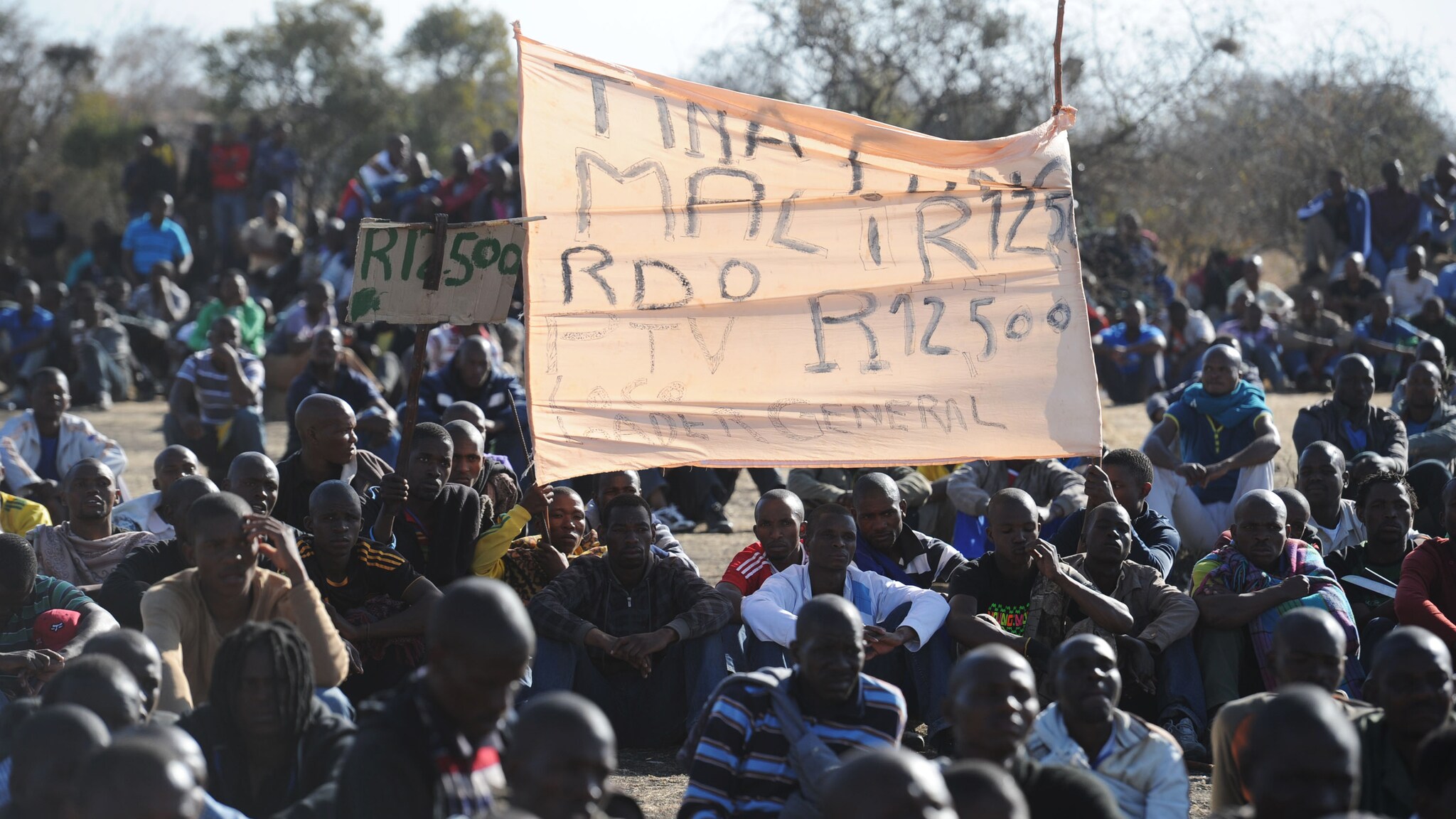 È finito nel sangue lo sciopero dei minatori di Marikana, in Sudafrica. La polizia, per fermare le proteste, ha sparato contro la folla, sarebbero almeno 36 i morti.