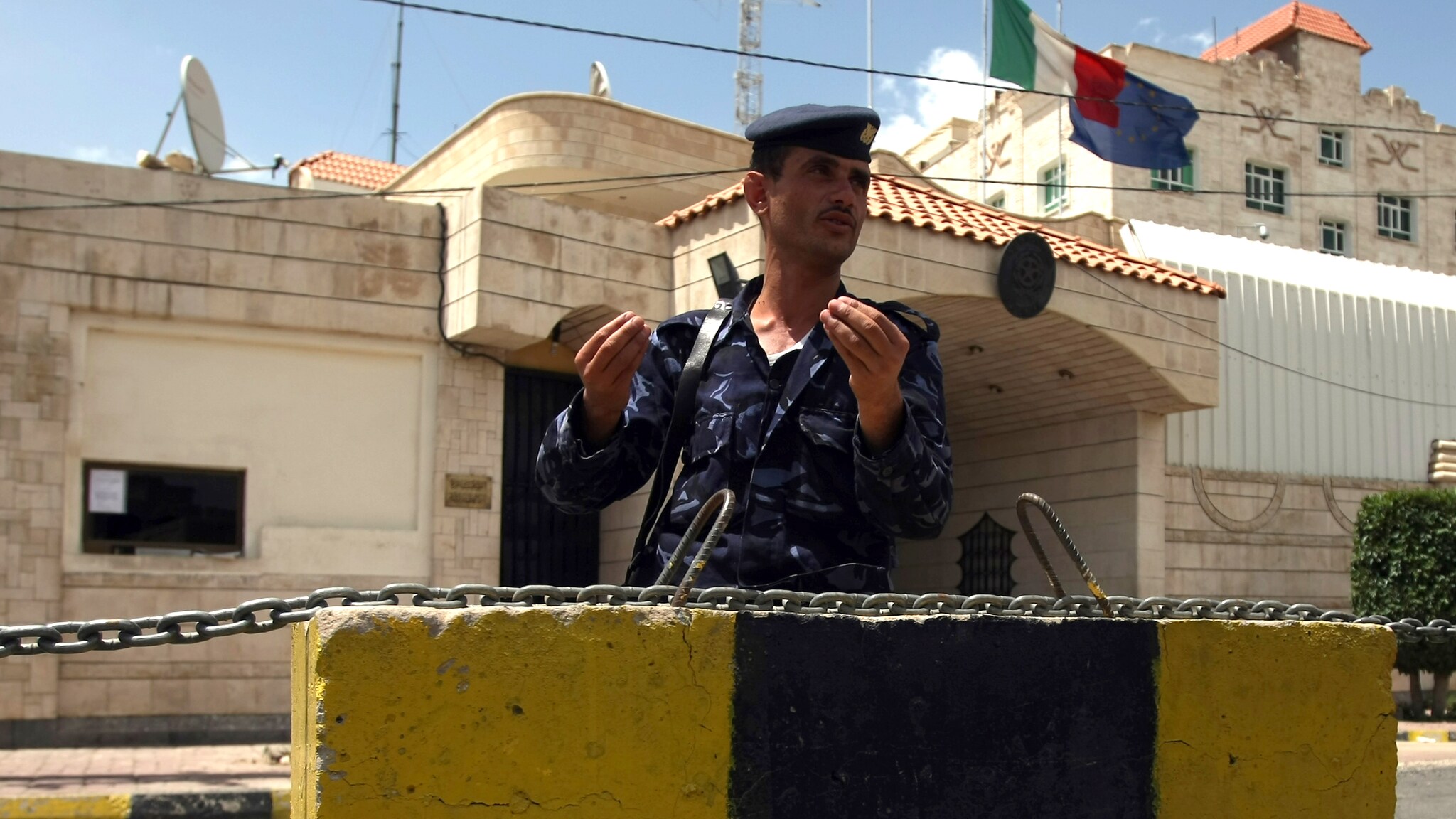 “Alessandro Spadotto sarà libero entro due giorni”, lo dice il responsabile del rapimento del carabiniere italiano, dopo aver avuto un contatto con le autorità yemenite. Il suo sequestro serve per fare pressioni e ricevere “favori” in cambio.