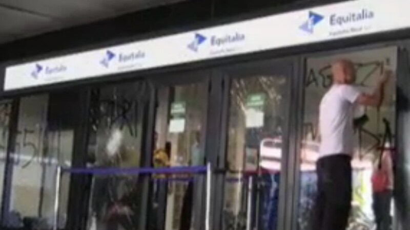 Ancora un atto vandalico nei confronti di una delle agenzie di riscossione crediti di Equitalia. Nella notte qualcuno, che non è stato identificato, ha lanciato pietre e mattoni contro la sede di Genova e imbrattato i muri con numerosi insulti.
