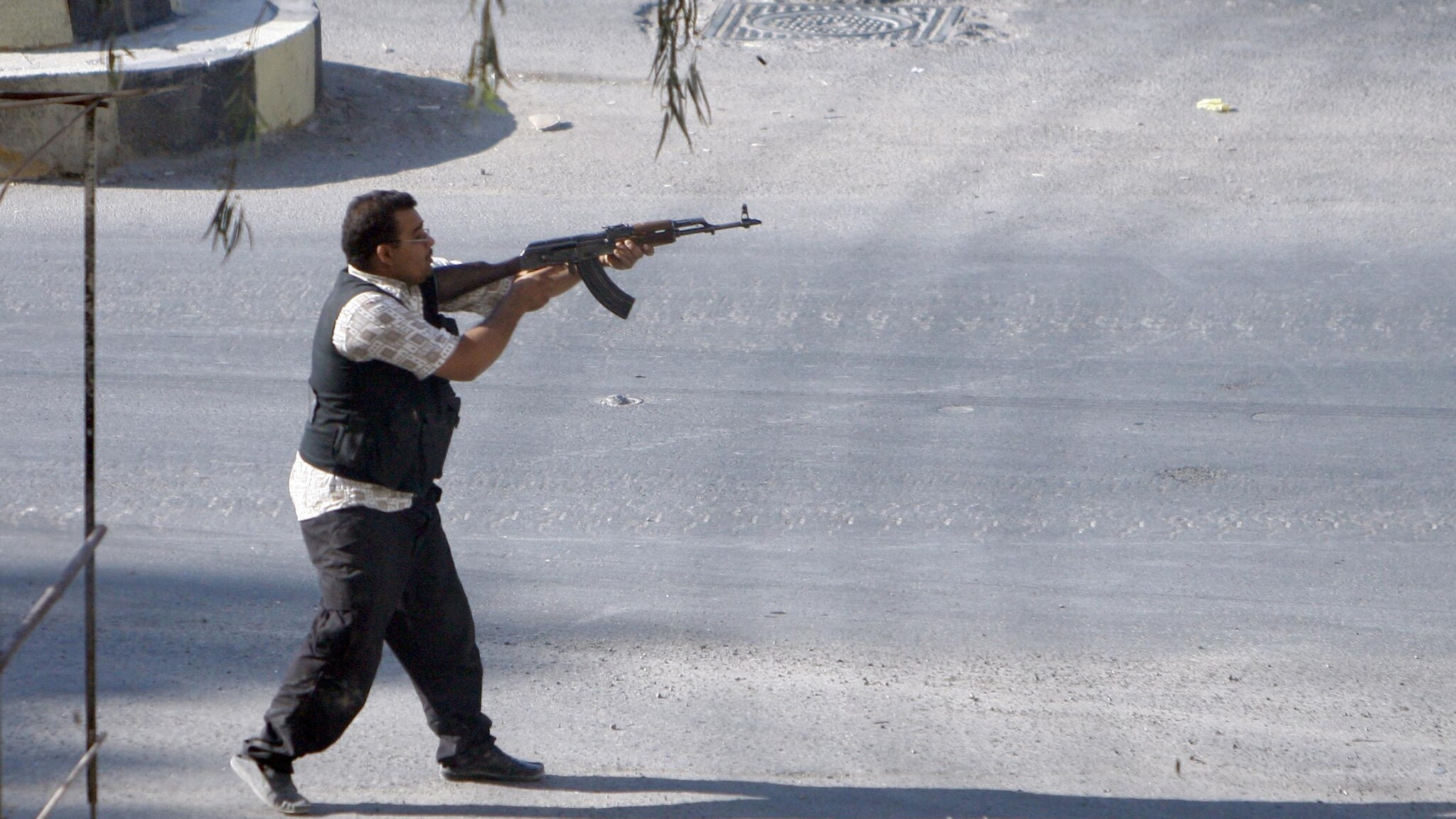 Forse una bomba ha distrutto il terzo piano della sede dell’emittente radio-tv siriana, non vi sarebbero vittime ma solo alcuni feriti. Ad Aleppo invece si continua a morire sotto gli attacchi del regime di Assad.