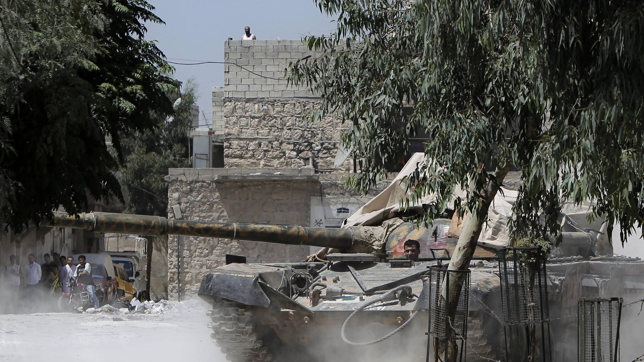 Continuano i combattimenti nella seconda città della Siria tra l’esercito di Assad e le forze ribelli: il governo aveva annunciato la presa della città, ma i ribelli dicono di continuare a resistere. Dopo le defezioni, Assad nomina un nuovo premier.