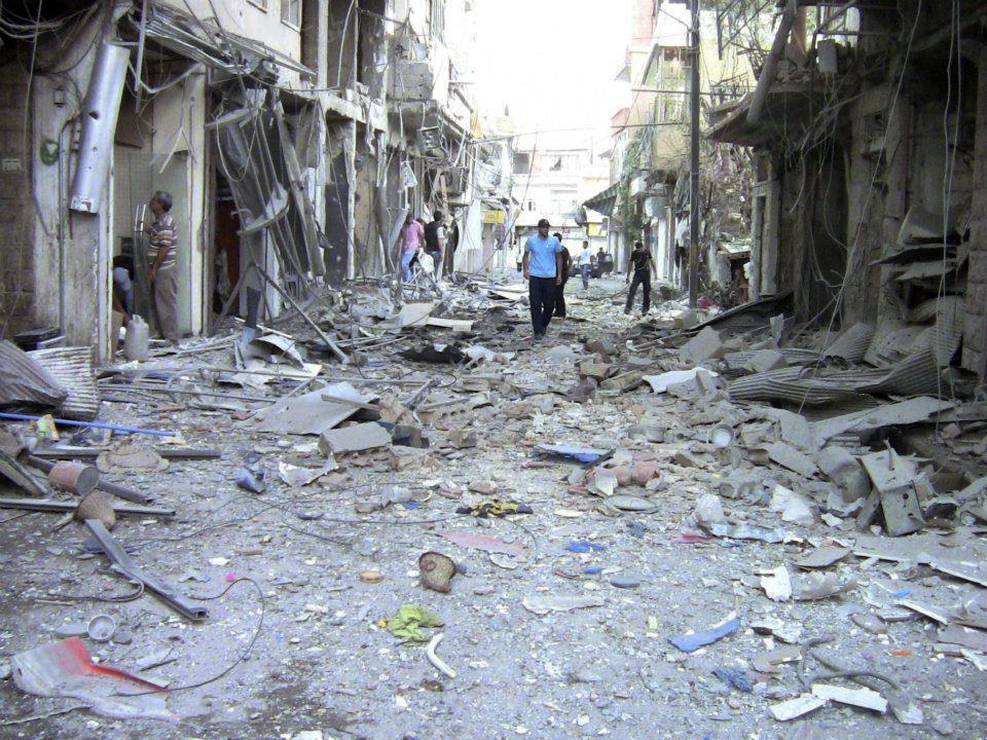 Assad torna a bombardare Damasco, i ribelli rivendicano l’abbattimento di un caccia mentre il governo annuncia che i “terroristi” hanno ucciso uno dei cameraman rapiti. Secondo gli osservatori Onu la violenza è da imputarsi ad ambedue le parti in guerra.