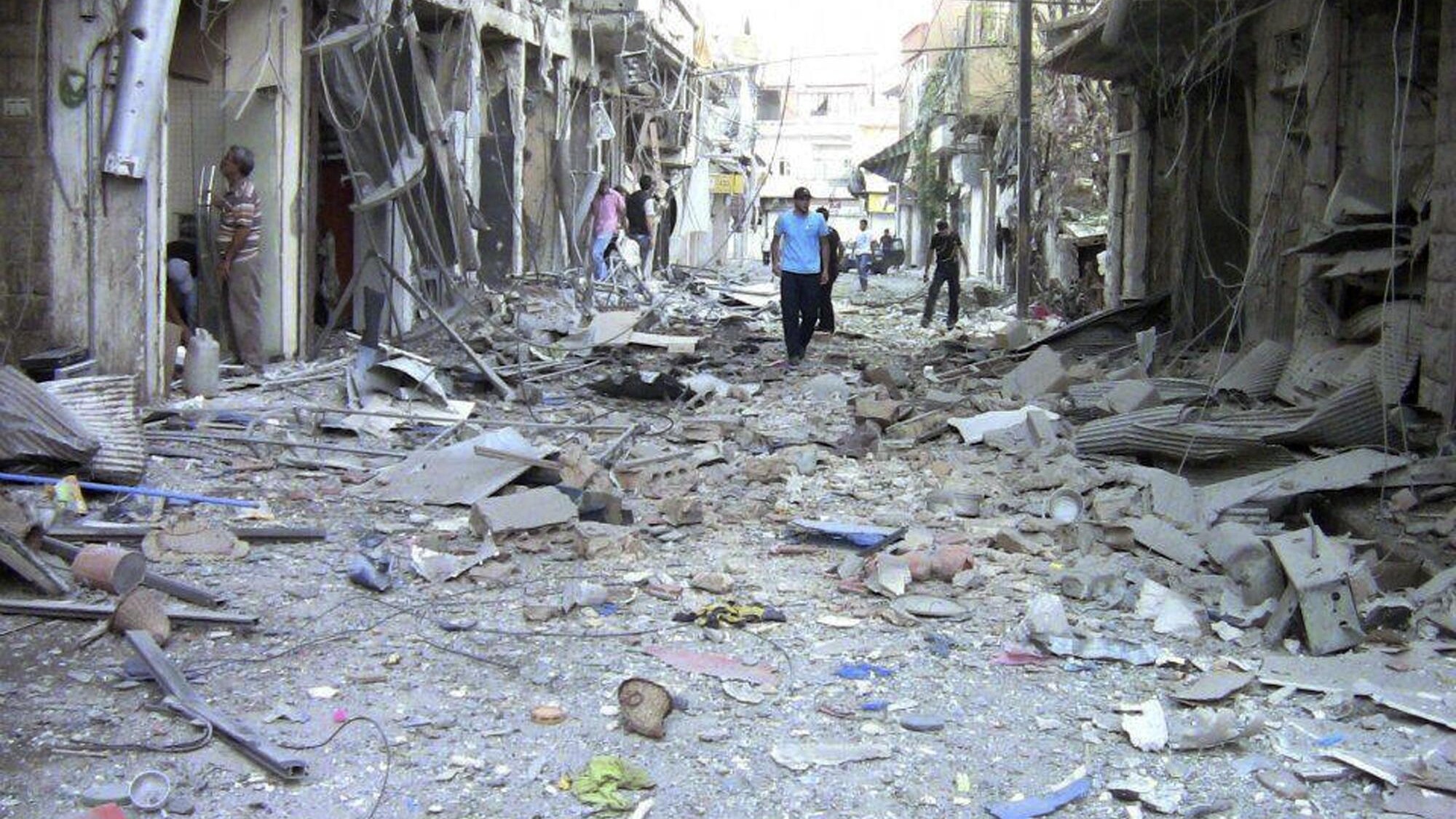 Assad torna a bombardare Damasco, i ribelli rivendicano l’abbattimento di un caccia mentre il governo annuncia che i “terroristi” hanno ucciso uno dei cameraman rapiti. Secondo gli osservatori Onu la violenza è da imputarsi ad ambedue le parti in guerra.