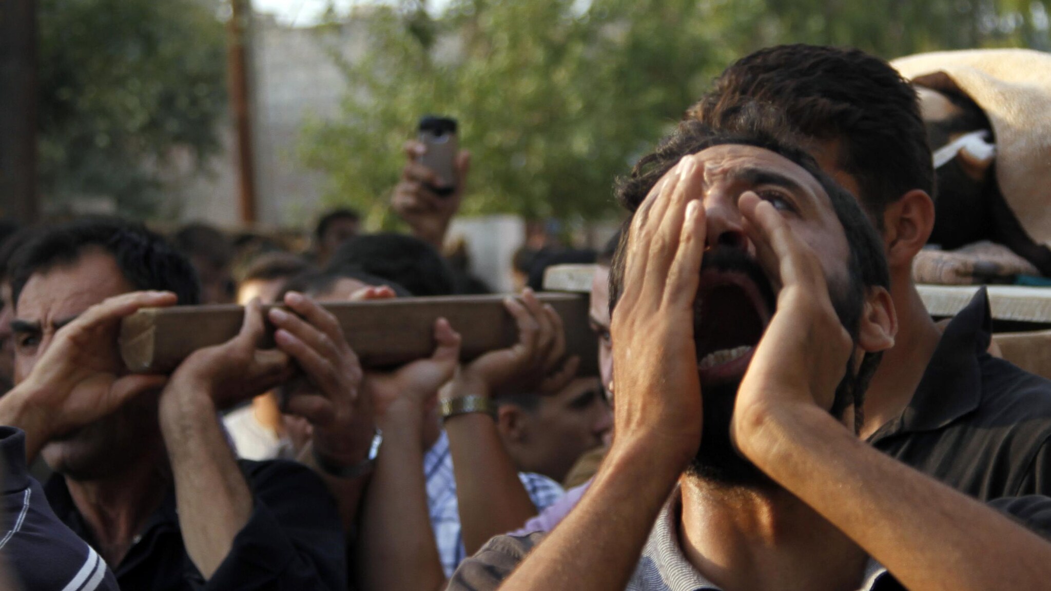 I ribelli dicono di riprendere posizioni ad Aleppo, bombardata dall’esercito di Assad. Continuano gli scontri anche a Damasco, solo ieri 187 le vittime. E il ministro Terzi sottolinea il dramma della popolazione e dei profughi in fuga.