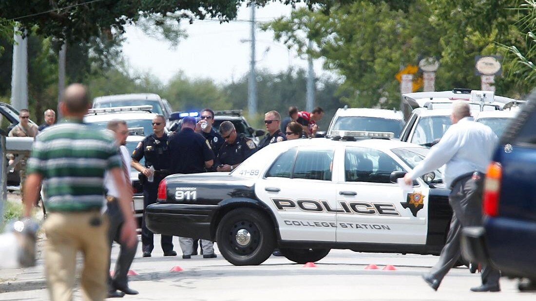 La sparatoria vicino all’università Texas A&M, un centinaio di km da Houston. Il killer ha ucciso il vice sceriffo che era arrivato a casa sua e un passante di 65 anni. Una settimana fa Obama aveva ammesso la “regolarità” di fatti simili in America.