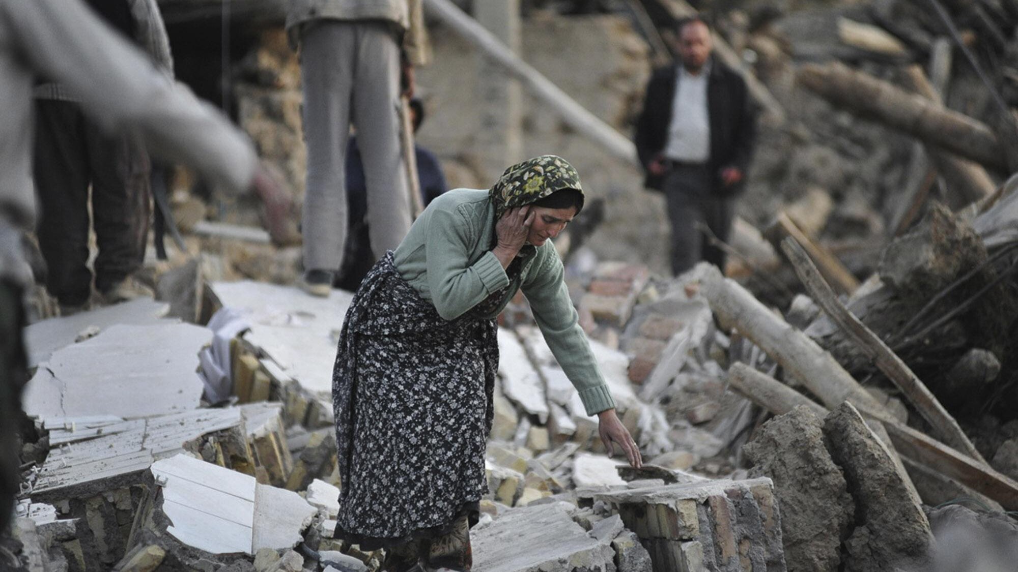 Il ministro della Sanità ha fornito l’ultimo gravissimo bilancio delle vittime: nelle sale mortuarie sono arrivati tantissime donne e bambini, molti sono morti in ospedale. Tra le macerie adesso si cercano solo i cadaveri.