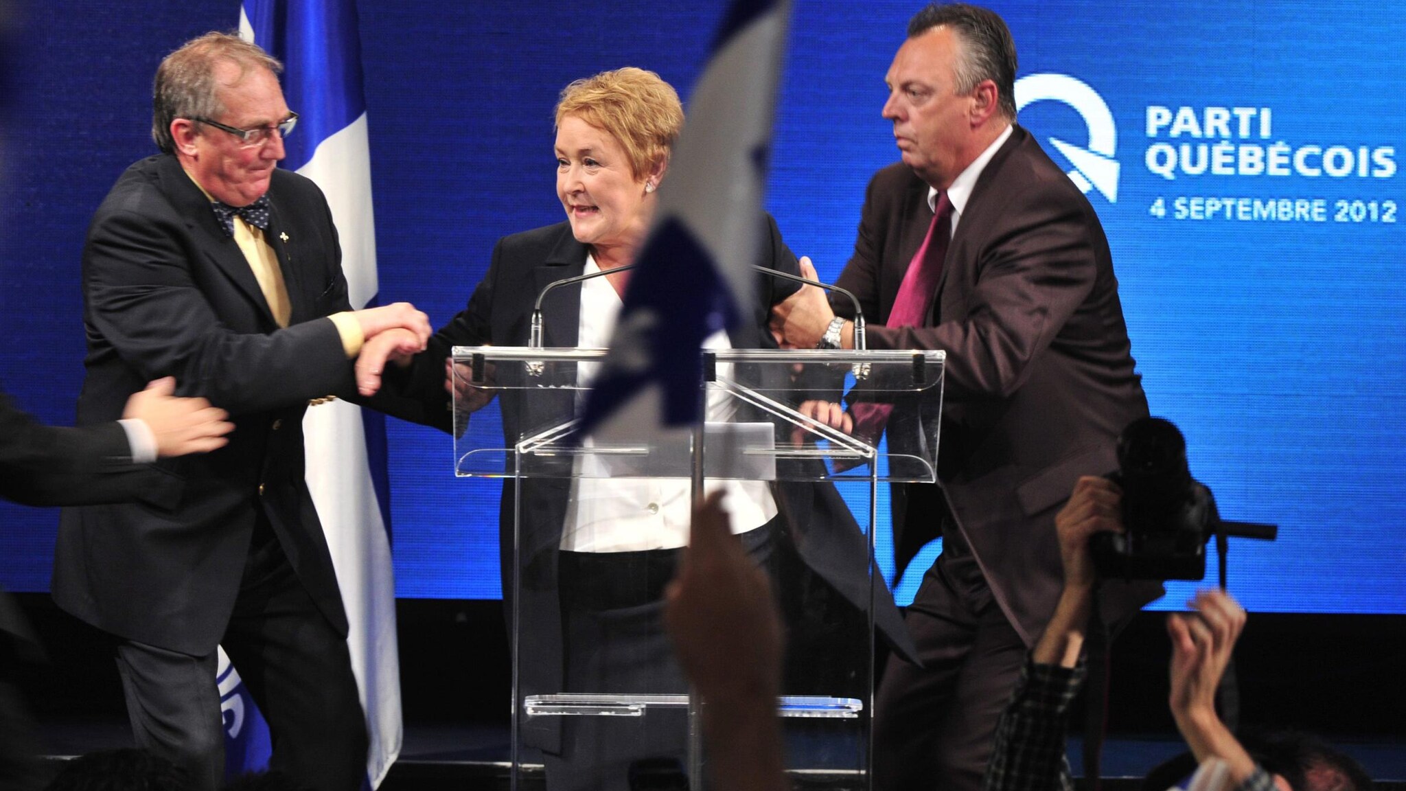 Paoline Marois, vincitrice delle elezioni nella regione del Canada, stava celebrando il risultato raggiunto quando un uomo con un fucile ha seminato il panico nella sala uccidendo una persone e ferendone gravemente un’altra. La polizia lo ha poi arrestato.
