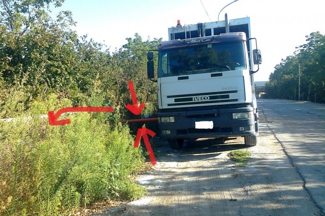 Autocompattatore sversa percolato nei Regi Lagni