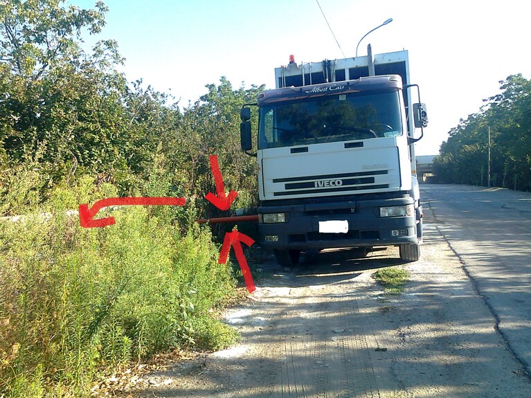 Autocompattatore sversa percolato nei Regi Lagni