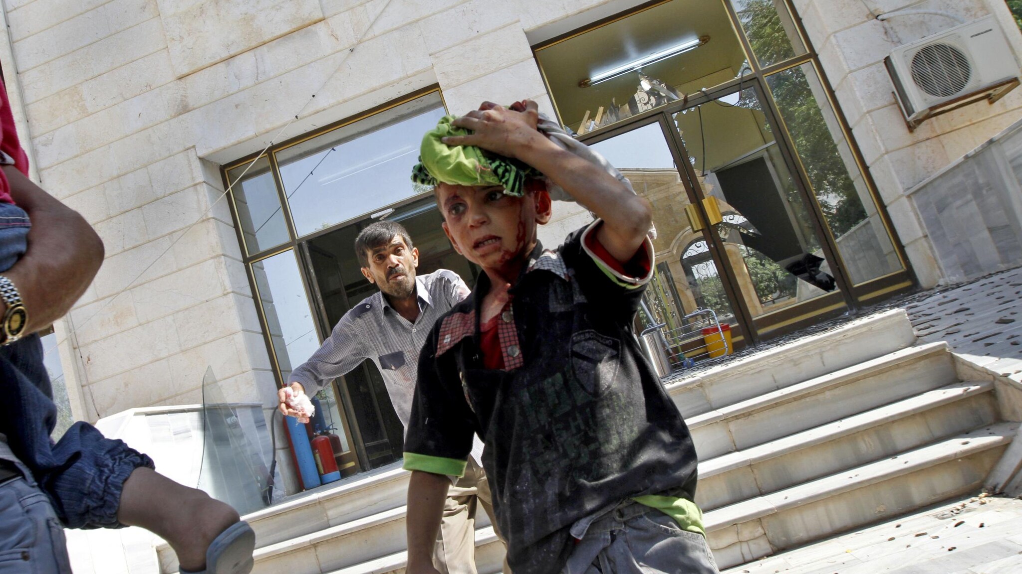 Ancora un massacro, a pagare ancora una volta troppi minori nel corso della guerra civile siriana. Tra di loro c’è però anche una storia di speranza, quella di Hussein, un bimbo di un anno protetto dal corpo della madre che lo stava allattando.