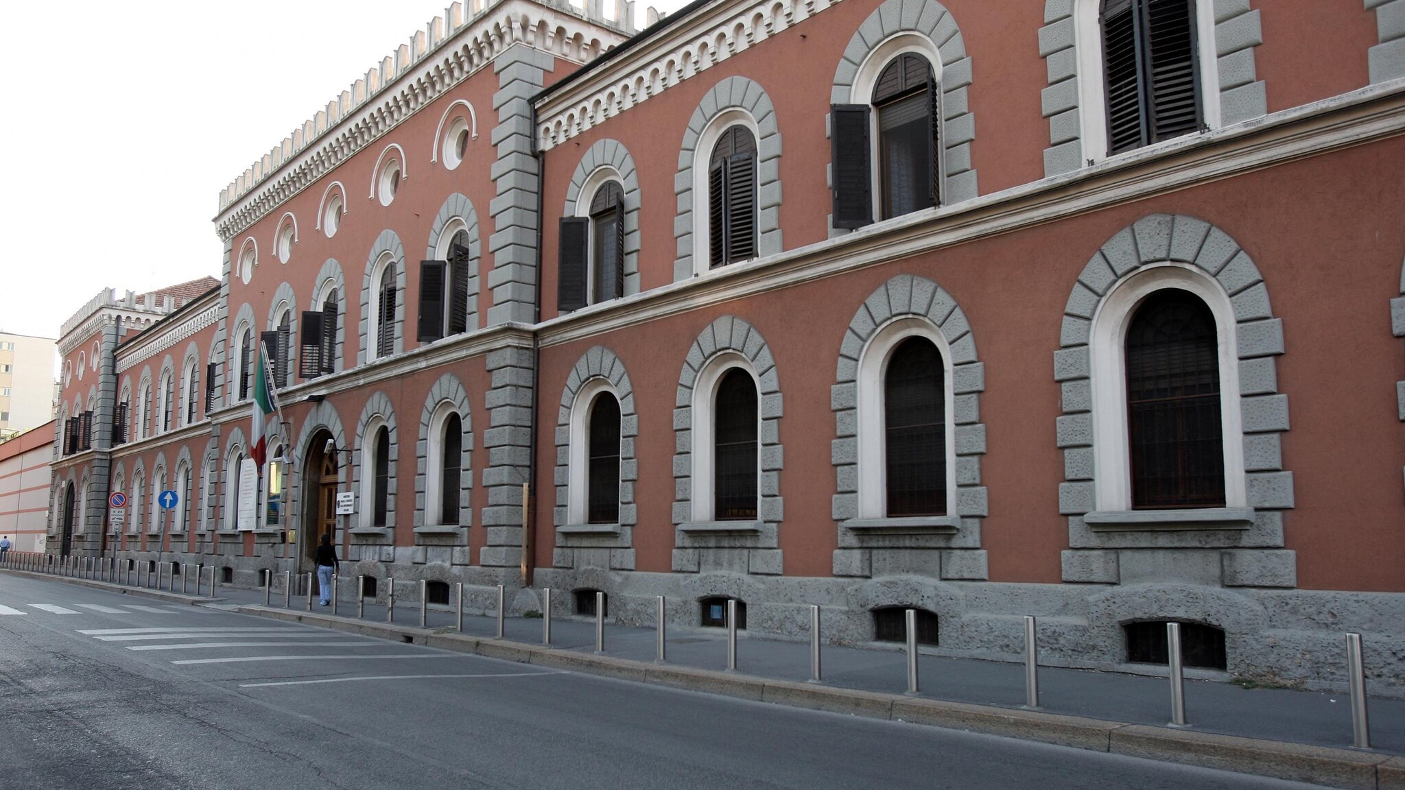 Lo scorso 27 giugno Roberto Colombo, un medico oculista di Legnano, uccise a colpi di mattarello, dinanzi ai figli, la moglie 39enne Stefania Cancelliere. Dal 1° agosto l’assassino ha lasciato il carcere per essere trasferito in una clinica “per motivi di salute”.