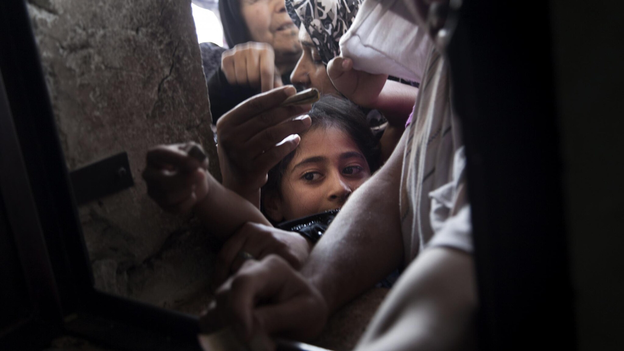 Si continua a morire ogni giorno in Siria e per l’Unicef è in atto una delle emergenze umanitarie più gravi degli ultimi decenni. I ribelli lanciano un ultimatum alle compagnie aeree: fra 72 ore attaccheranno gli scali civili.