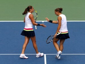 Errani e Vinci, che da lunedì saranno le numero 1 del mondo in doppio, hanno sconfitto nei quarti degli Us Open Julia Goerges e Kveta Peschke. David Ferrer ha raggiunto i quarti del torneo maschile. La pioggia ha interrotto le sfide di Del Potro, Djokovic e della Sharapova.