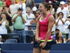 La Errani ha battuto 7-6 6-3 la tedesca Kerber, Vinci ha eliminato la Radwanska, numero 2 del mondo. Sara e Roberta si affronteranno mercoledì nei quarti. Per la prima volta dal 1930 ci sarà un'italiana in semifinale agli Us Open.