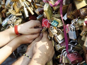 La decisione di rimuovere i celebri lucchetti dell’amore da Ponte Milvio non è piaciuta agli innamorati che ben presto hanno superato i “controlli” e ne hanno affissi altri. Roma però ha deciso che non vuole vederne più su quel ponte. Come fare? Rispondere alla trasgressione con multe salate.
