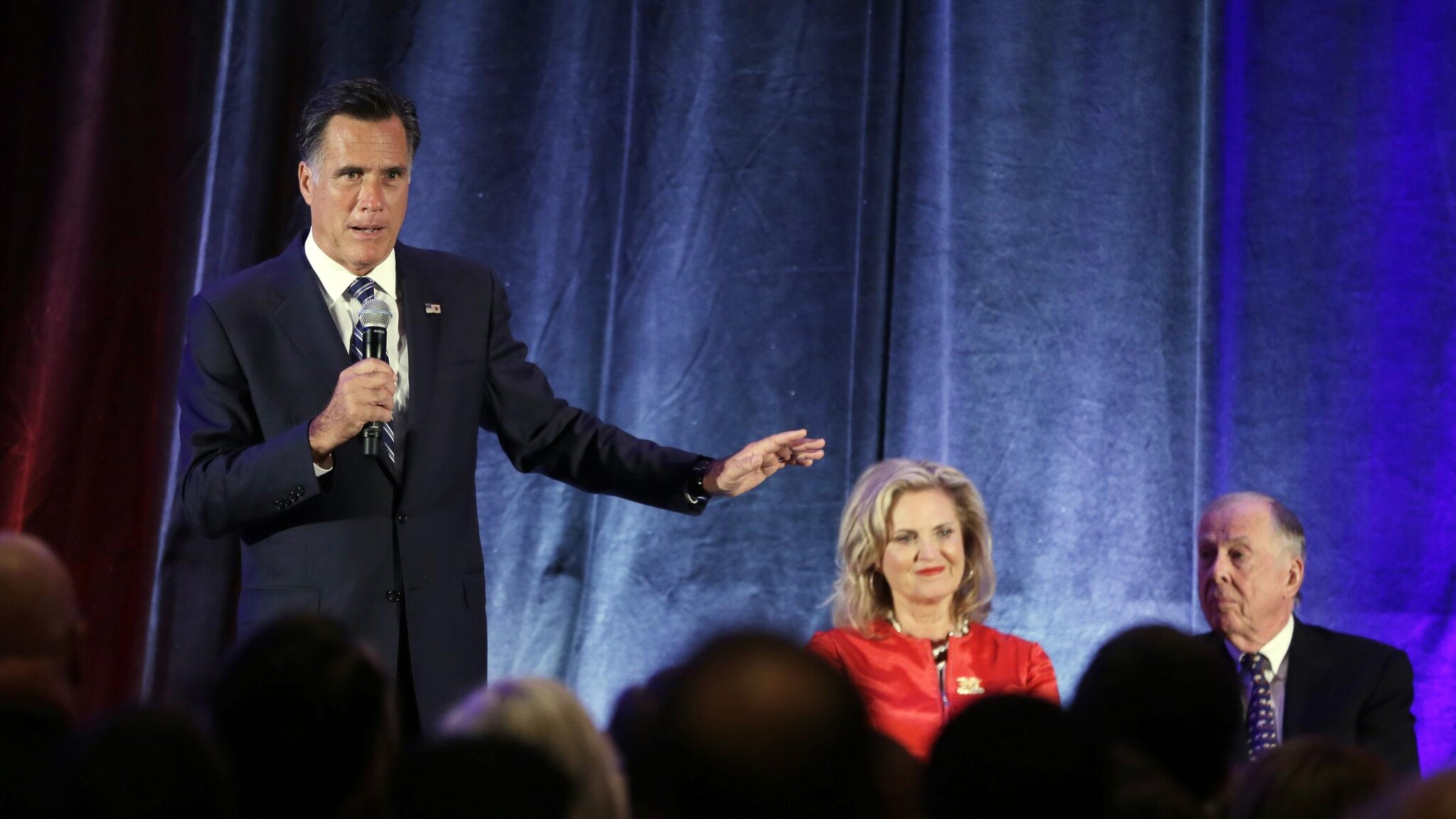 Il candidato repubblicano alla Casa Bianca Mitt Romney, dopo le parole sugli americani “parassiti”, va in tv e fa retromarcia dicendo che questo è il momento di stare uniti e assicurando che lavorerà per il 100% della popolazione.