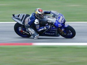 Ennesimo successo per lo spagno Jorge Lorenzo che mette le mani sul Mondiale MotoGp 2012. Ottimo secondo posto per Valentino Rossi. Pedrosa fuori al primo giro.