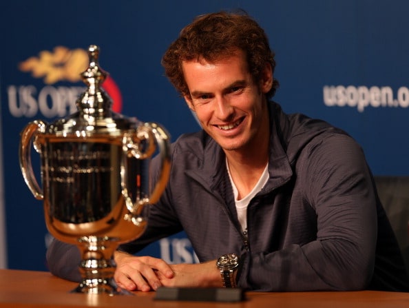 Dopo aver visto quattro finale Slam di fila, Andy Murray rompe il tabù. Lo scozzese ha sconfitto in cinque set Nole Djokovic. Il match è durato 4 ore e 54 minuti.