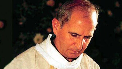 Il 15 settembre del 1993, nel giorno del suo compleanno, la mafia uccideva a Palermo don Pino Puglisi. Era un sacerdote scomodo, un formatore di coscienze, un uomo socialmente impegnato che a Cosa Nostra dava fastidio. Il ricordo oggi a Palermo.
