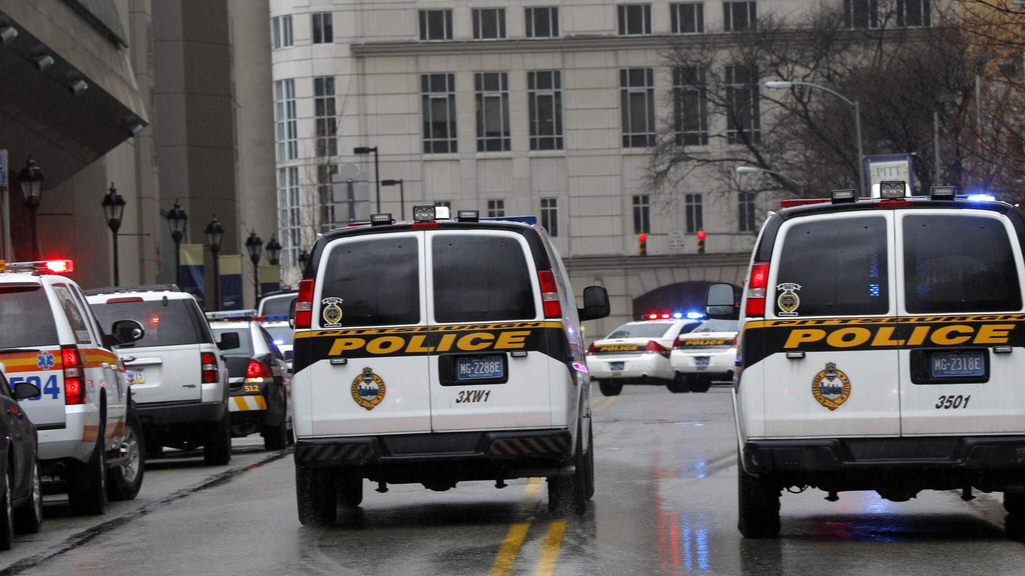Succede a Pittsburgh, in Pennsylvania, la polizia dice che sono in corso trattative e che l’uomo potrebbe avere con sé anche una bomba. L’ufficio occupato è la sede di una società che si occupa di assicurazioni e piani pensione.