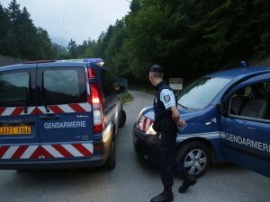 Orrore in Alta Savoia dove padre, madre e nonna in vacanza sono stati uccisi in auto. Si salvano solo le due bimbe, una ferita, l’altra di soli 4 anni nascosta per ore in macchina sotto i corpi dei suoi familiari. Ucciso anche un ciclista francese.