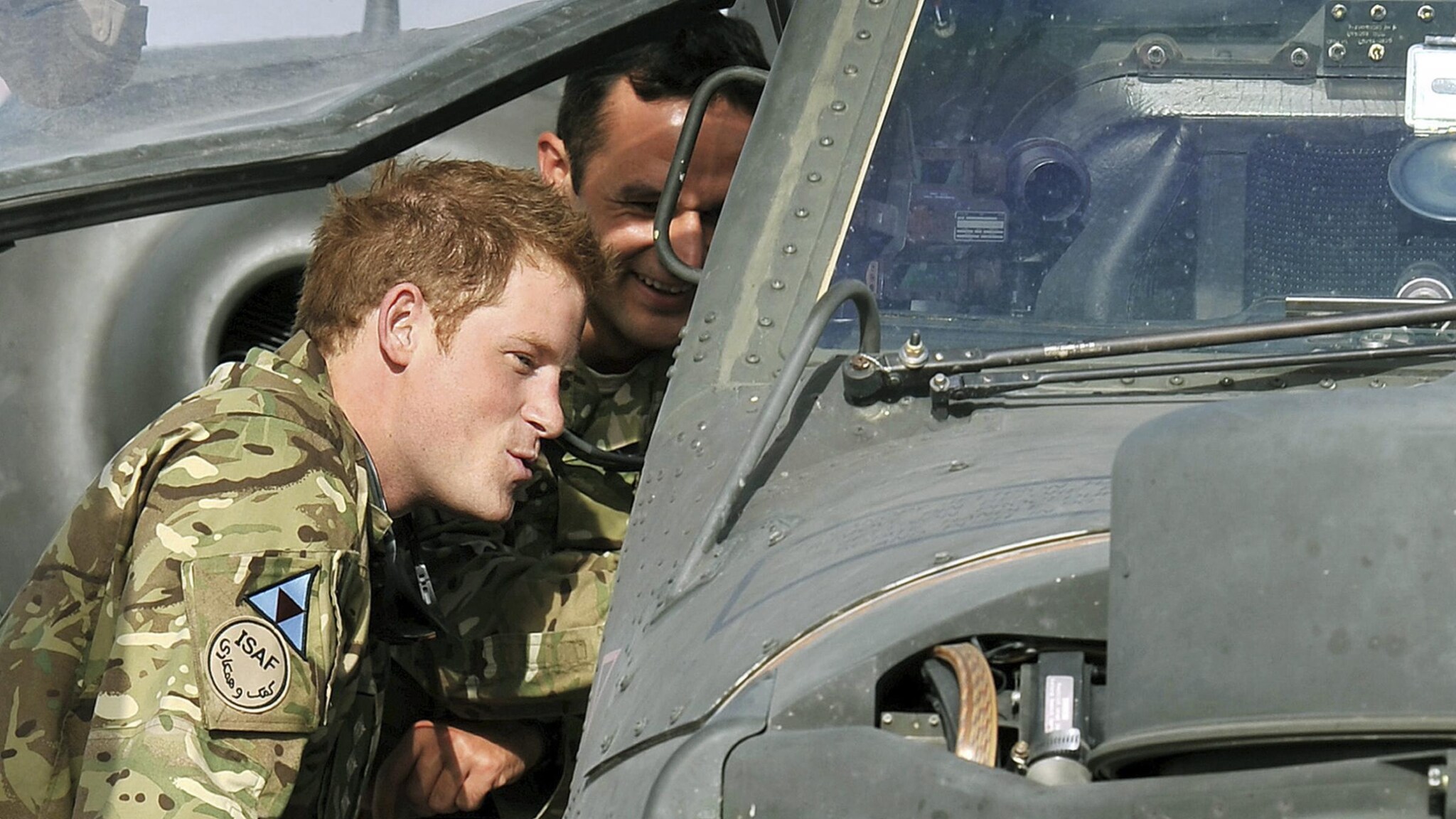 Harry è salvo ma, nel corso dell’attacco sferrato alla base di Camp Bastion, sono morti almeno due marines americani. Già qualche giorno fa l’erede inglese era stato minacciato dai talebani.