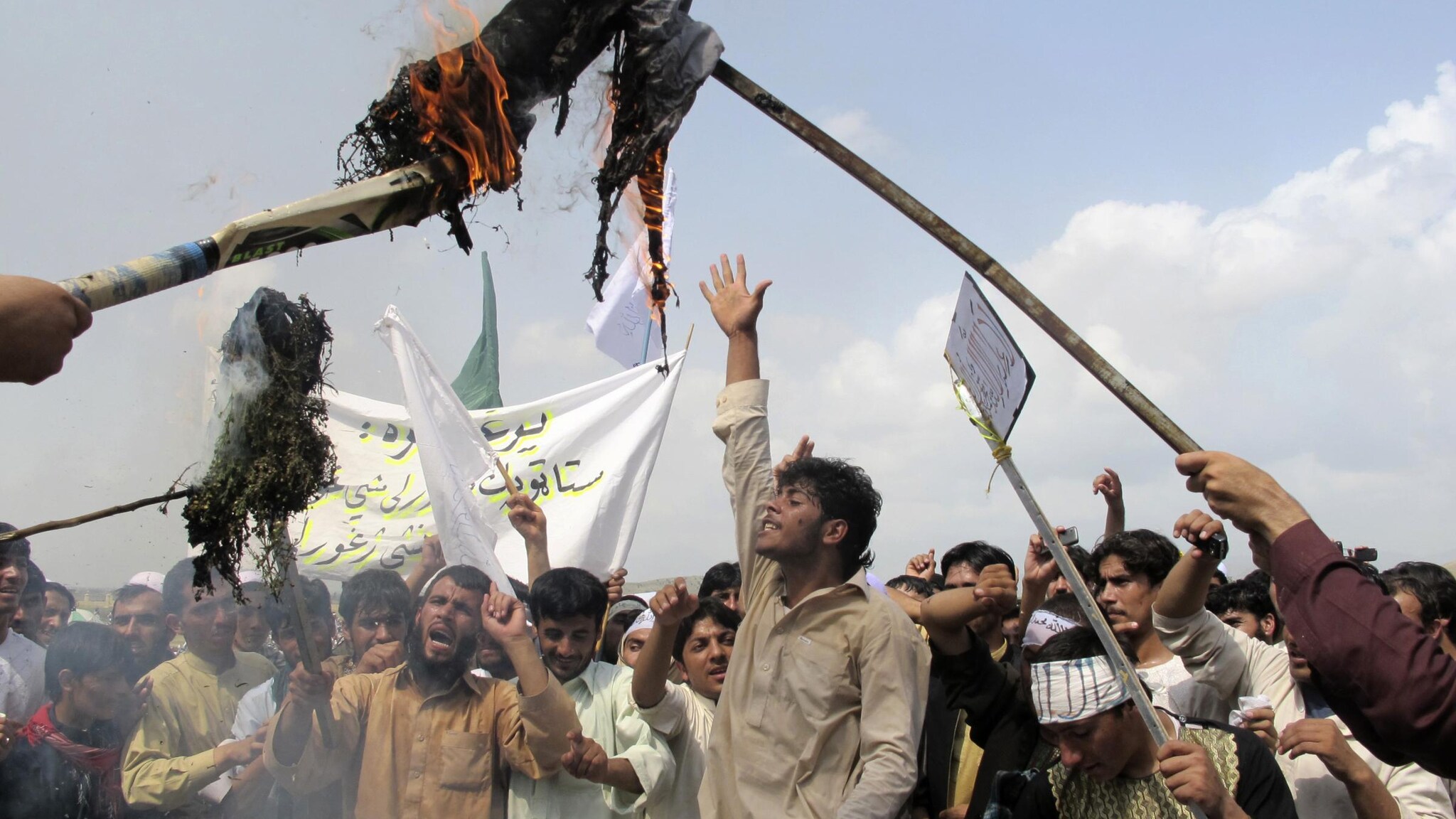 La rabbia islamica contro il film blasfemo prodotto in America continua a manifestarsi oggi in Afghanistan dove oltre mille persone sono scese in piazza. Nel mirino i simboli Usa, negli scontri sono rimasti feriti almeno una cinquantina di poliziotti.