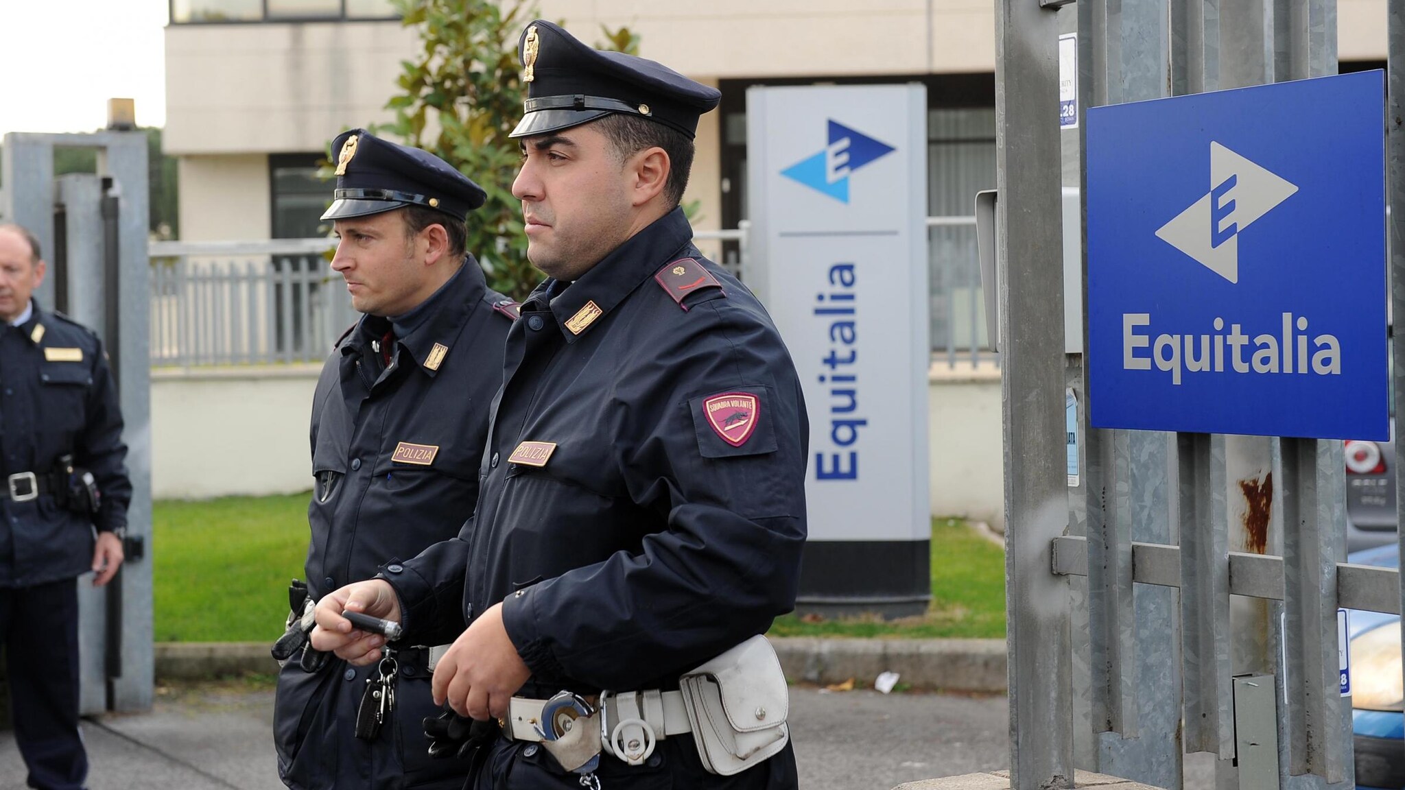 La sede dell’agenzia presa di mira anche nei mesi scorsi, quella di stamane è la terza pesante rapina che subisce negli ultimi tempi. Due degli ostaggi si sono sentiti male e sono stati portati al pronto soccorso.