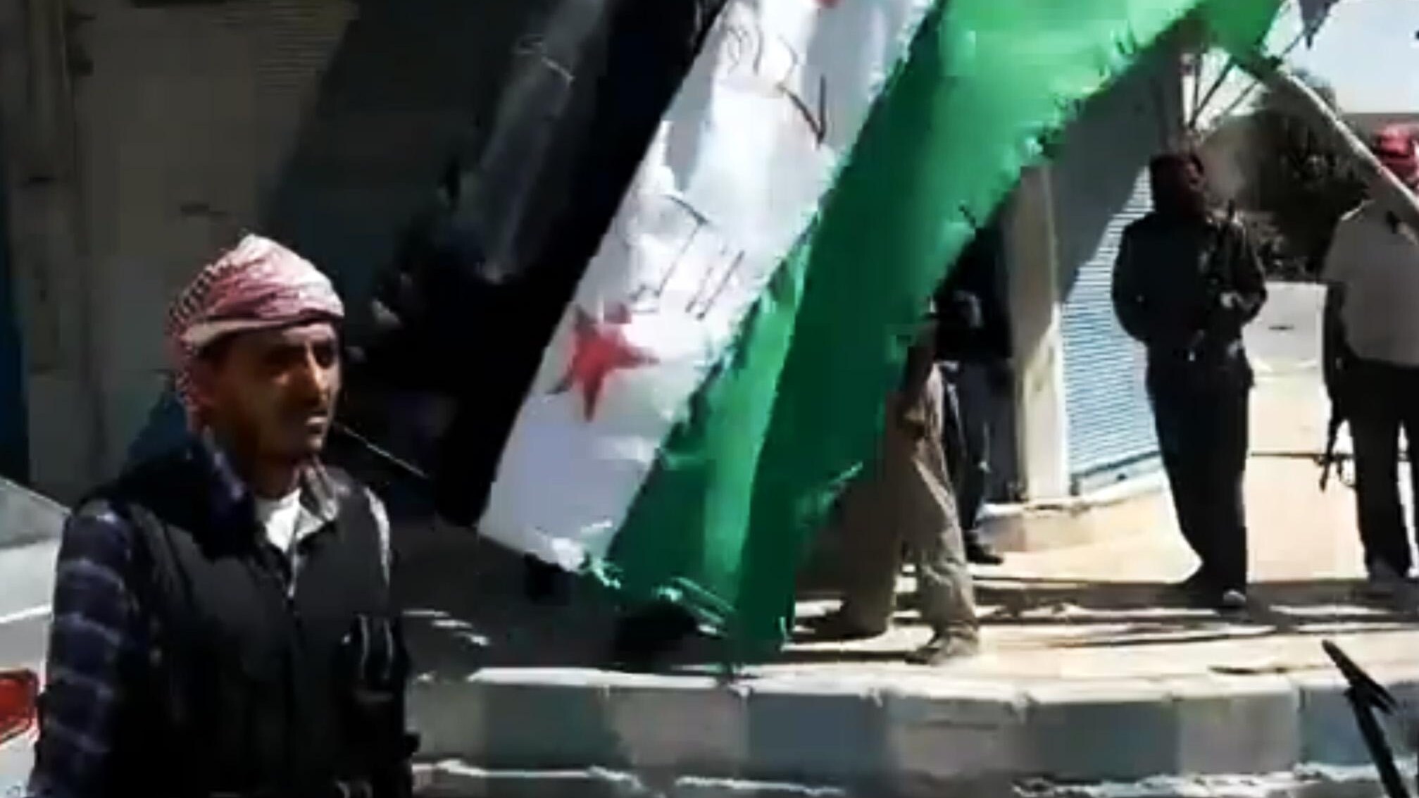 L’esercito di Assad ha bombardato una stazione di benzina nella provincia siriana di Al Raqqa: provvisorio il bilancio delle vittime con i ribelli che ne denunciano almeno 150, tra cui molte donne e bambini.