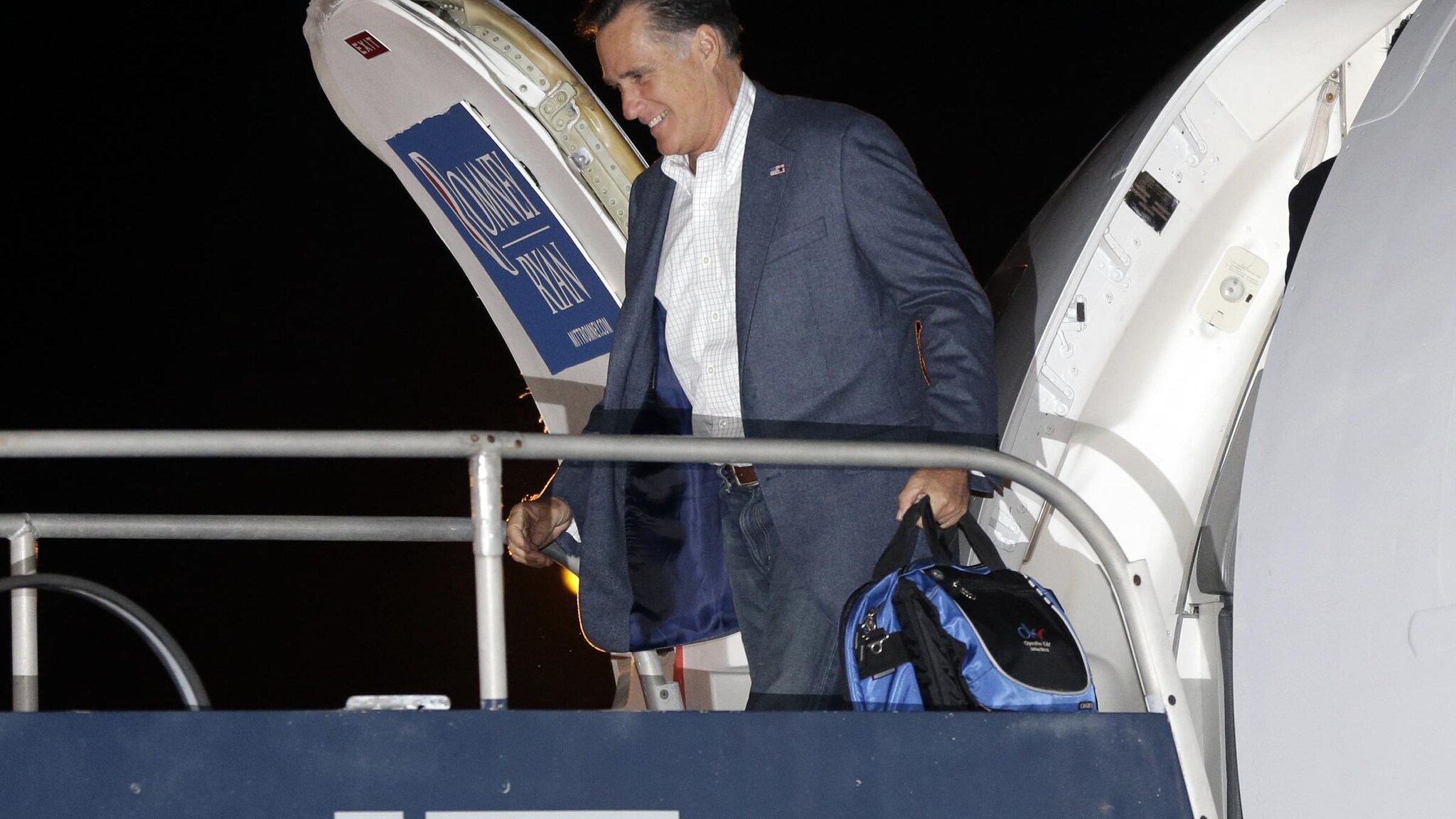 Colpisce ancora il candidato repubblicano alla Casa Bianca che, commentando l’avventura della moglie costretta a un atterraggio di emergenza, si è lamentato del fatto che in aereo non sia possibile aprire i finestrini per far entrare un po’ d’aria.