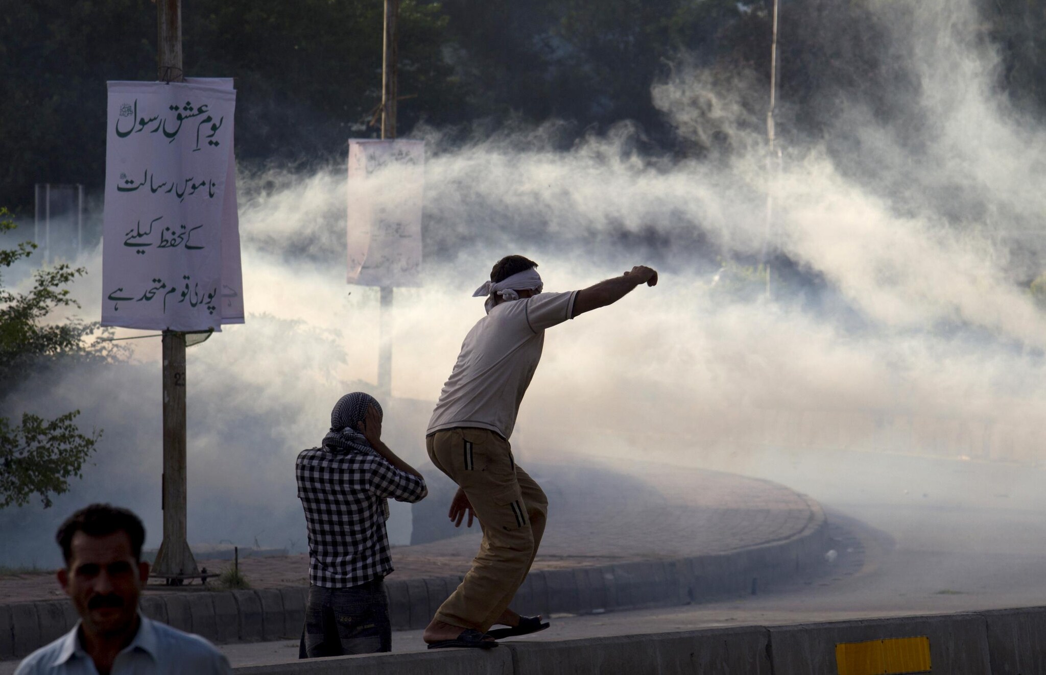 Nel venerdì di preghiera a Bengasi si torna in piazza ma questa volta non per protestare contro l’America e il film su Maometto ma per assaltare le sedi delle milizie islamiche. Vittime e feriti anche in Pakistan, teatro dei disordini maggiori di ieri.