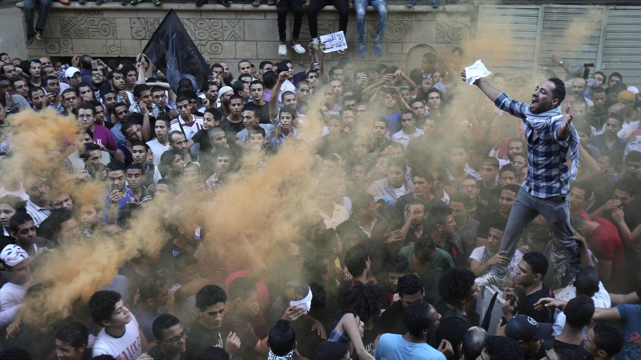 In corso le proteste antiamericane a causa del film blasfemo al Cairo e a Sanaa, dinanzi alle ambasciate. In Egitto ci sono una decina di feriti e altrettanti arresti, nello Yemen i manifestanti sono entrati nella sede diplomatica.