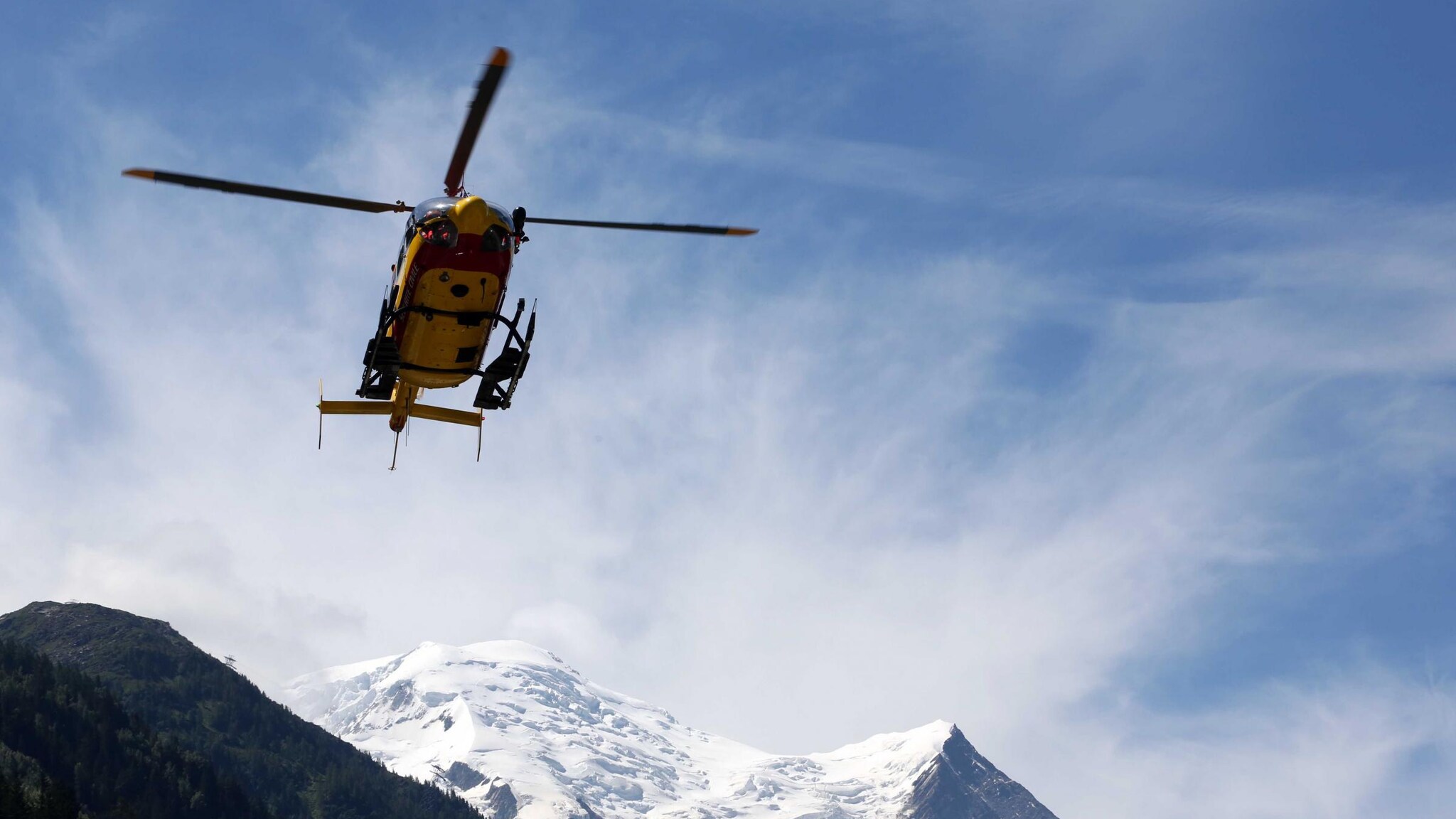 Sempre più spesso accadono situazioni che costringono, inutilmente, gli uomini del soccorso alpino a esporsi a diversi pericoli pur di ritrovare chi si perde tra le montagne: succede che a volte il disperso torna da solo a casa, ma non si degna di fare una telefonata.