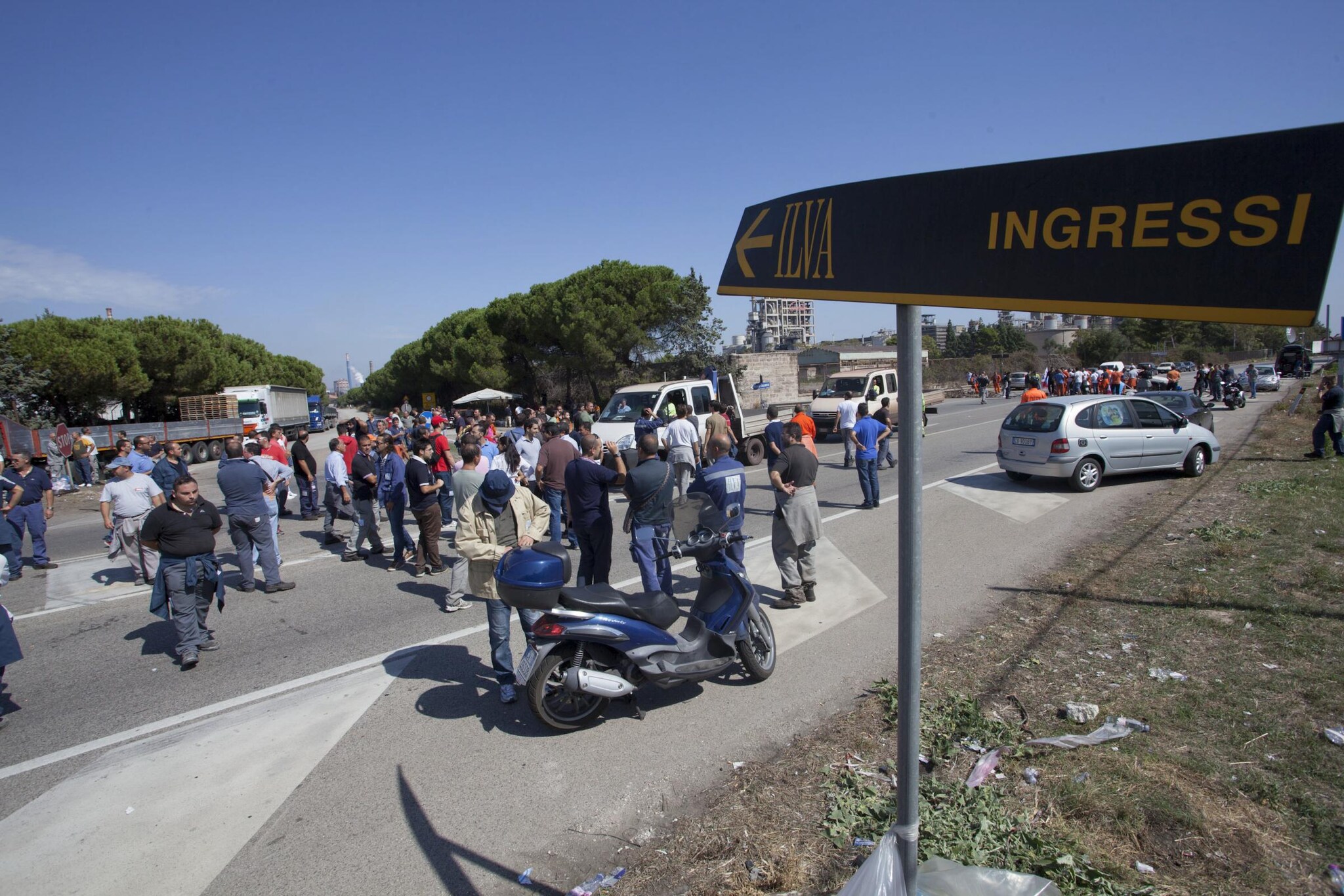 Dalle 7 di questa mattina i lavoratori dell’Ilva sono scesi in strada per continuare la loro protesta iniziata ieri. La Fiom, contraria allo sciopero, ha organizzato un’assemblea a Taranto. Ferrante: “Non vi è emergenza sanitaria”.