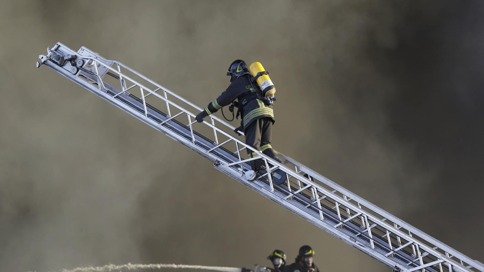 Esprime rammarico su Facebook Patrizio Ferrabue, leghista della Brianza che ha commentato l’incendio sviluppatosi in un deposito di proprietà cinese. Rammarico non per il disastro in sé quanto per l’assenza di morti tra i cinesi. Ma è fiducioso: “Sarà per la prossima volta”.