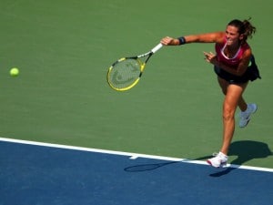 Come al solito le donne portano avanti il tennis italiano. Errani e Vinci hanno raggiunto la seconda settimana. Sara ha sconfitto la russa Puchkova, Roberta la slovacca Cibulkova. In campo maschile vincono Federer e Murray.