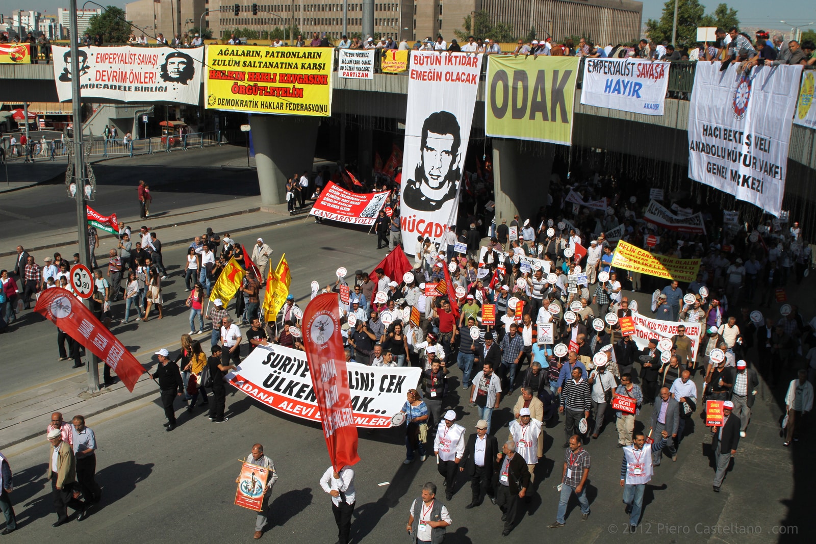 “Giù le mani dalla Siria, guardiamo al nostro Paese” è scritto sullo striscione al centro.