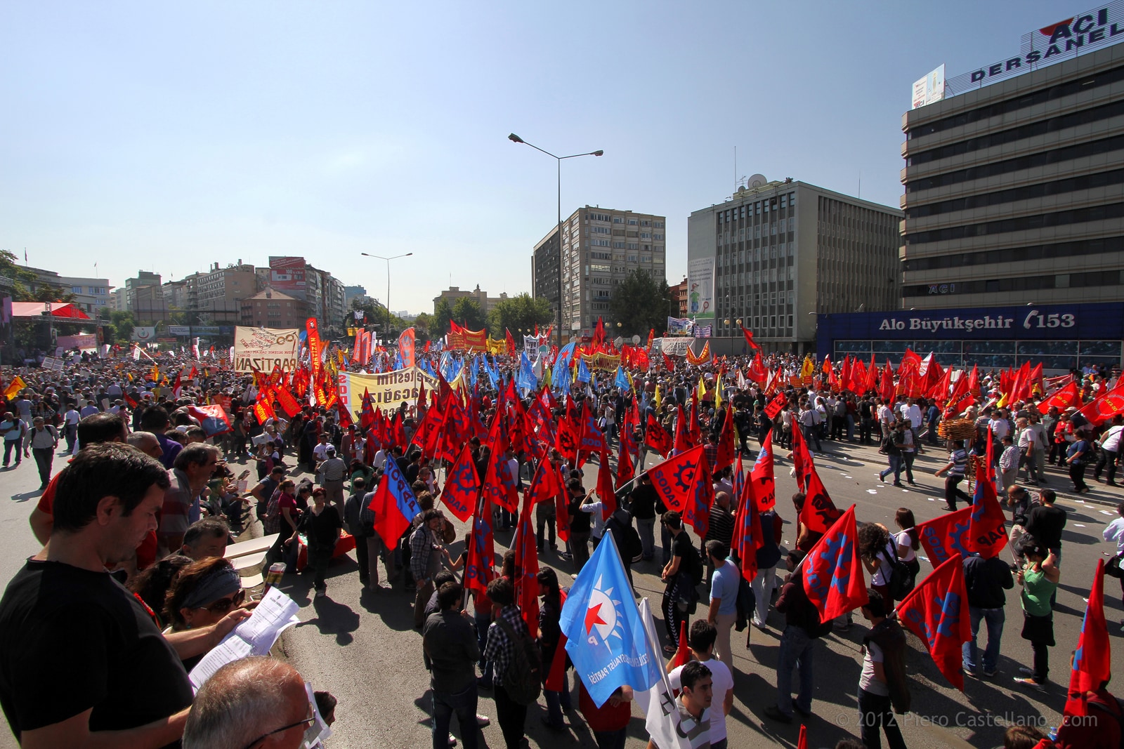 La piazza Sihhiye gremita di manifestanti