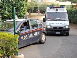 Lecce, in casa cadavere di una donna vegliato da giorni da marito e figlie: l’allarme dei vicini