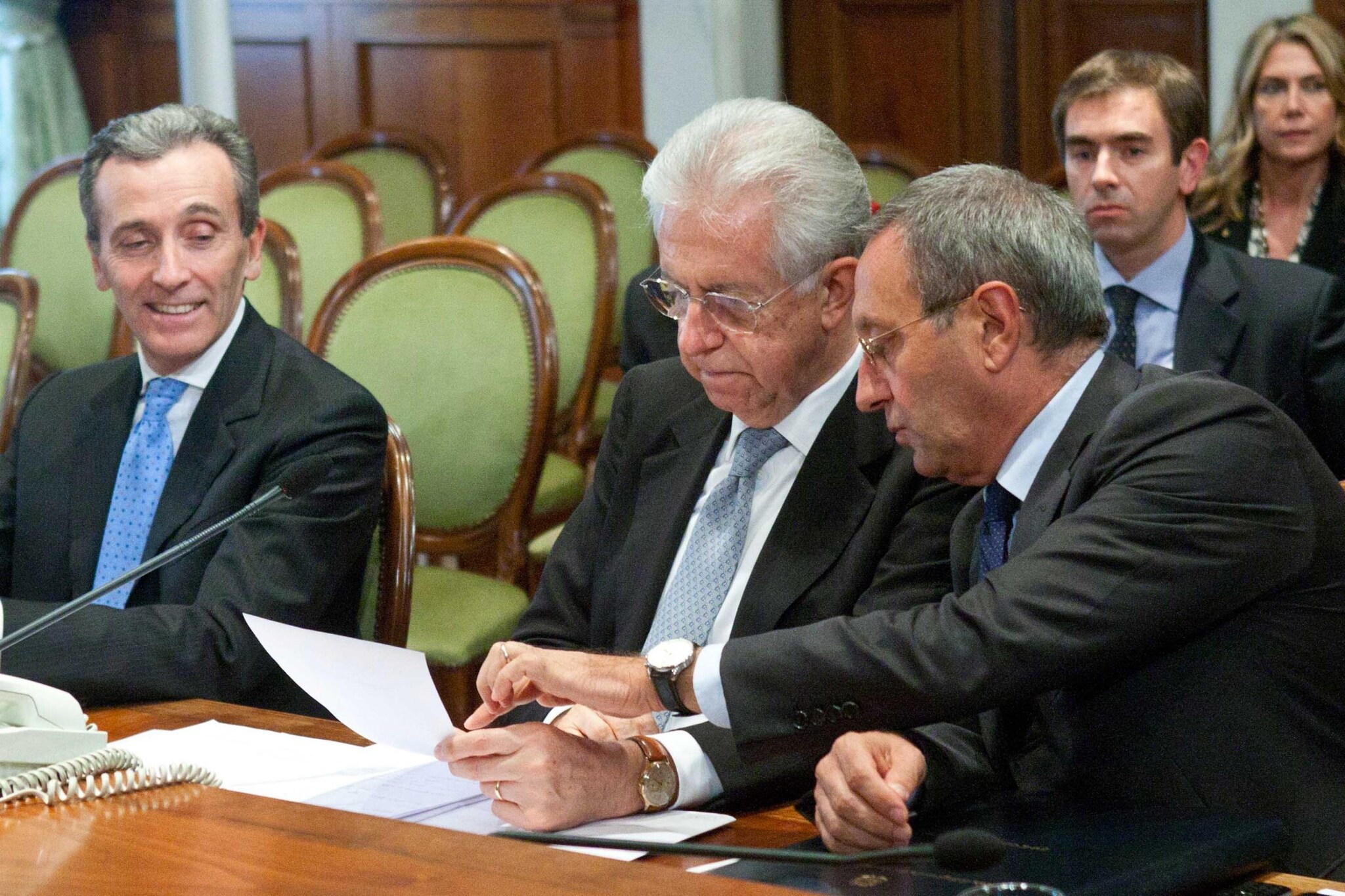 Il via libera del governo dopo 7 ore di consiglio dei ministri con interventi quantificati in 10 miliardi: dal prossimo anno scenderanno le due aliquote più basse dell’imposta sul reddito, l’incremento dell’Iva sarà di un punto invece che di due. Ancora tagli alla sanità.